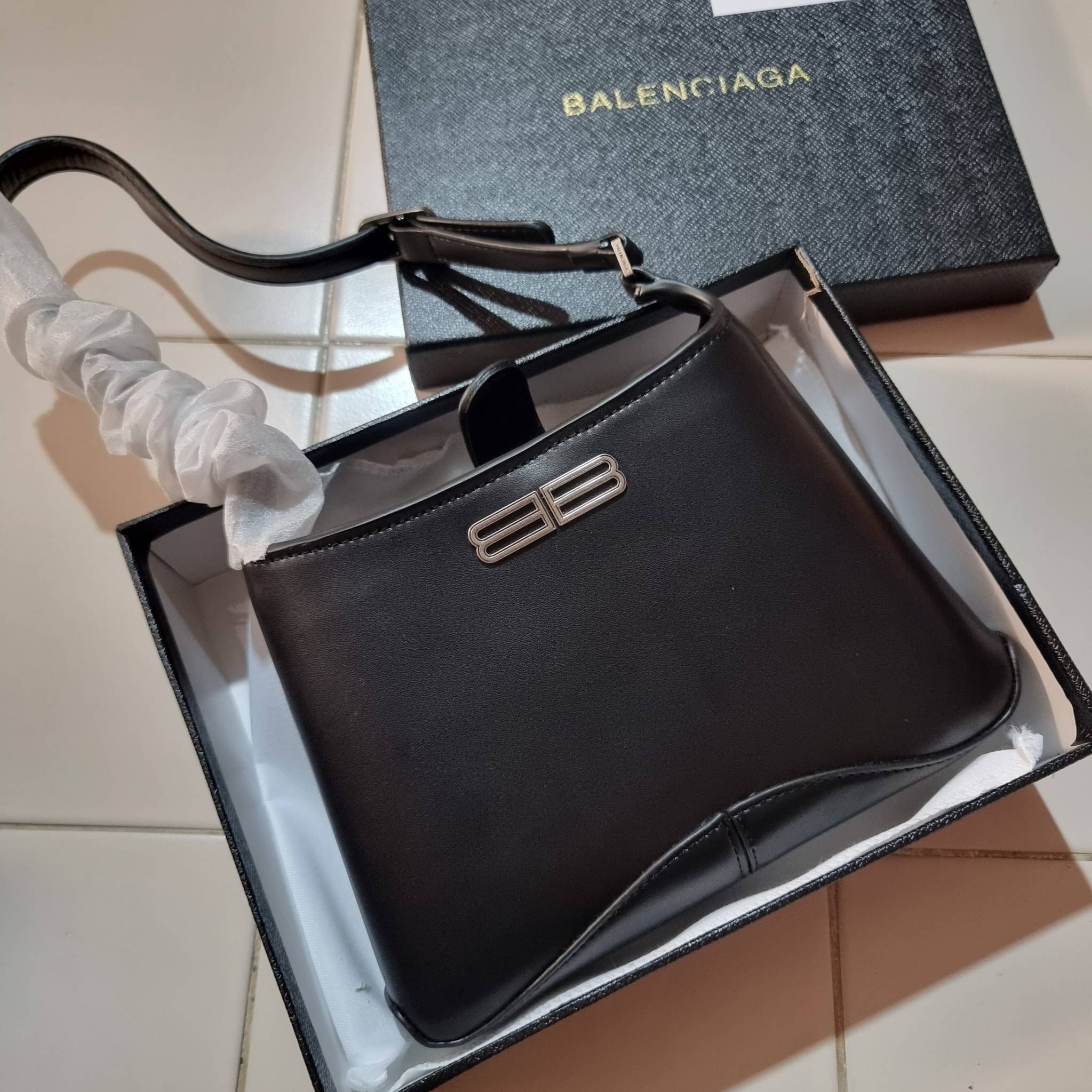 Balenciaga XX small leather shoulder bag กระเป๋าสะพายดีไซน์สวยเลิศ!! ไม่ซ้ำ เอกลักษณ์ที่โดดเด่นด้วยรูปทรง และขนาดที่กำลังเหมาะใช้งาน พร้อมดีไปหมด!! วัสดุสังเคราห์เรียบหรู ปากกระเป๋ามีแถบแม่เหล็กคาดกันของหล่นได้ ภายในกระเป๋าเป็นช่องโล่ง มีช่องซิป และช่องย่