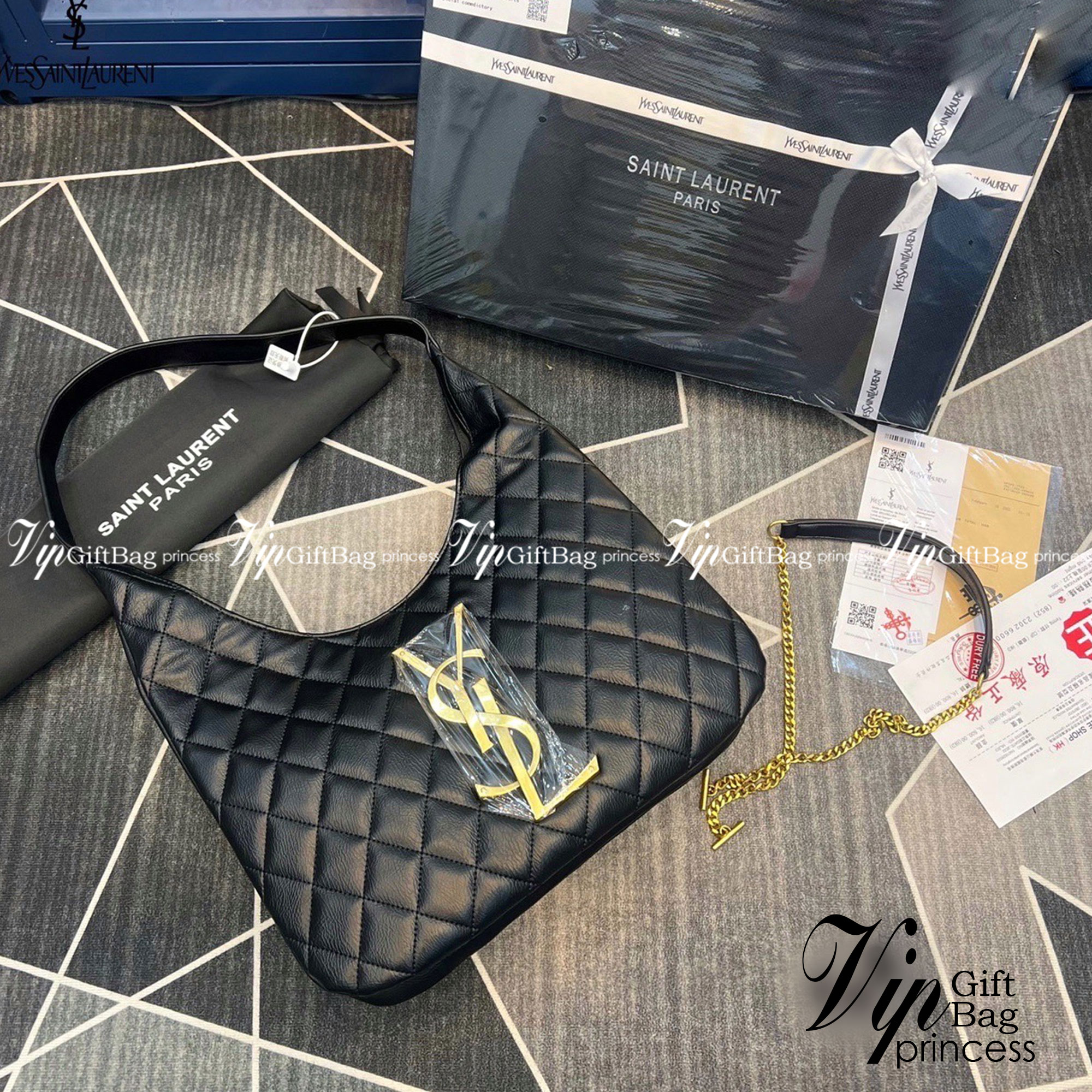 YSL maxi shopping bag in quilted lambskin / YSL tote bag กระเป๋าสะพาย YSL ทรงชอปปิ้งมาใหม่ หน้าติดโลโก้แบรนด์สีทอง ใช้งานง่าย จุของได้เยอะเลยค่ะ สาวๆนักช็อปห้ามพลาดน้า งานหนังซอร์ฟสวย ภาพสินค้าถ่ายจากงานขายจริง ใช้งานต่างประเทศได้