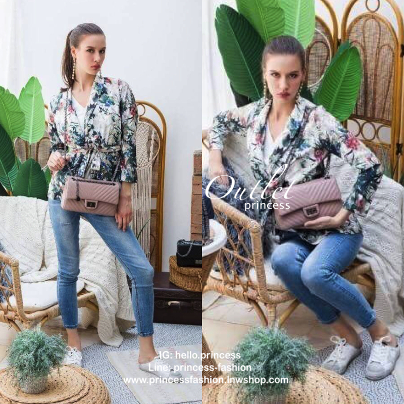 KEEP shoulder chevron chain handbag ( อะไหล่ รมควันดำ ) สวย หรู มากๆ เลยน๊า กระเป๋าอยู่ทรง ใครชอบส่งวันนี้ห้ามพลาดเลยนะคะ สายโซ่สะพายสบายคะ สายปรับ สั้น ยาวได้คะ ภายในสีแดง มีช่องใส่ของจิกจิงหลายช่องแบ่งเก็บของเป็นสัดส่วนมากๆคะ *ใบจริงสวยมาก เข้ากับชุดได้