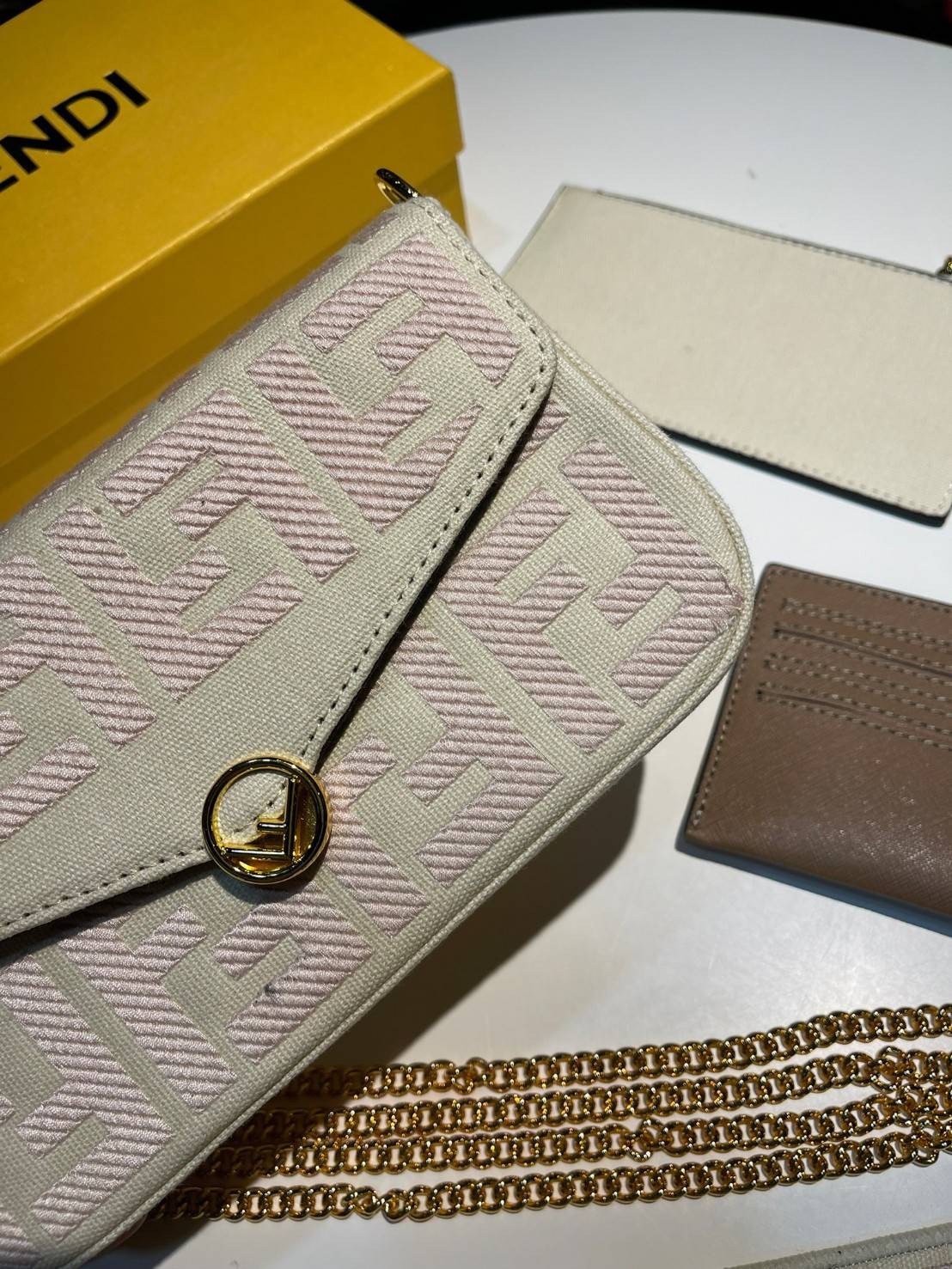 หนังแท้ Fendi Wallet On Chain With Pouches leather mini-bag กระเป๋าสะพายข้างทรงเหลี่ยมตกแต่งด้วยโลโก้ Fendi กระดุมแป๊ก มาพร้อมกระเป๋าด้านในแบบถอดได้ถึง 2ใบ สุดคุ้ม พร้อมสายโซ่และสายสปอร์ตถอดออกได้ ไอเท็มนี้ไม่ควรพลาดเลยค่าา