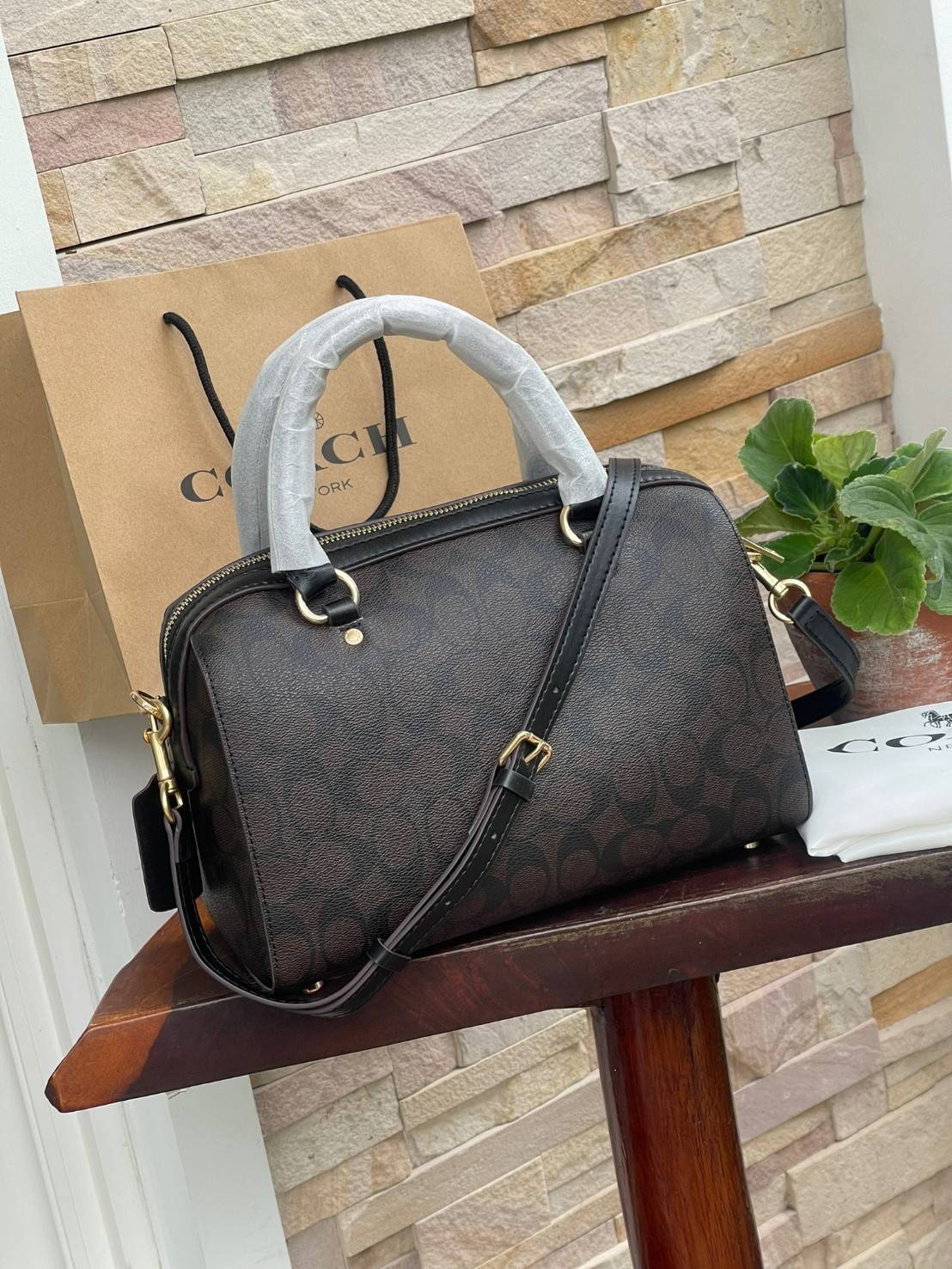 COACH Signature Canvas Rowan Satchel Crossbody จุดเด่นของกระเป๋าทรงsatchel bag คือรูปทรงของกระเป๋าดูแข็งแรง มั่นคง ไม่เสียทรงง่าย มาพร้อมหูหิ้วที่ด้านบนของกระเป๋า ลายแคนวาสที่เป็นซิกเนเจอร์แบบเอกลักษณ์ ช่องใช้งานทุ้งภายในและภายนอก นอกจากนี้ กระเป๋าประเภทน