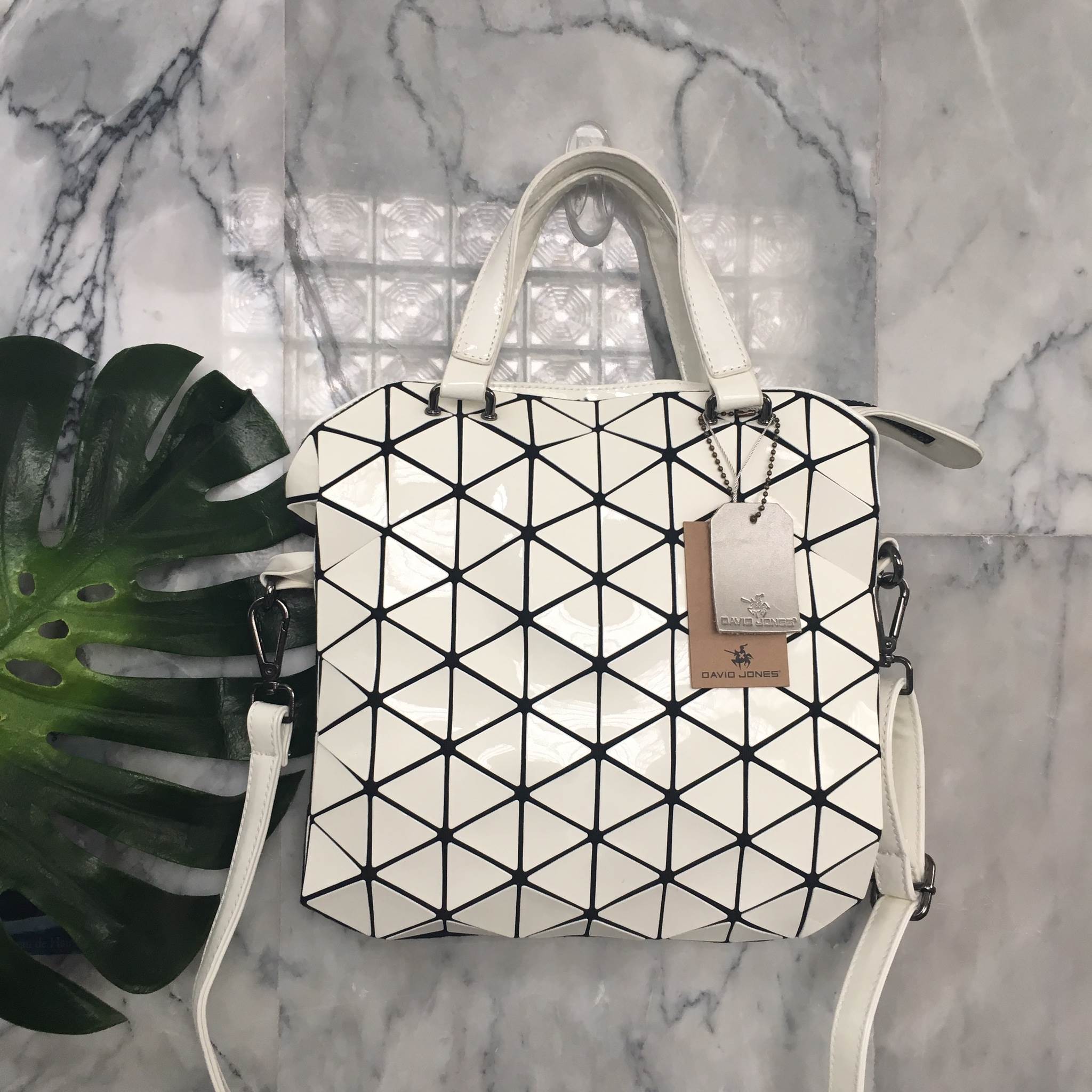 สีใหม่ White Pearl 💕ทรงสุดฮิตจากแบรนด์ David Jones กระเป๋า ทรง Tote ตัวกระเป๋าเย็บติด ด้วยแผ่นอคิลิค สีดำสุดหรู ดีไซน์เกร๋ จุดเด่นที่ น้ำหนักเบา สามารถ ถือ หรือ สะพายไหล่ได้คะ ใบใหญุจุของคุ้ม แต่น้ำหนักเบาคะ มีใบเดียวจบ ควรมีติดตู้คะแนะนำเลย