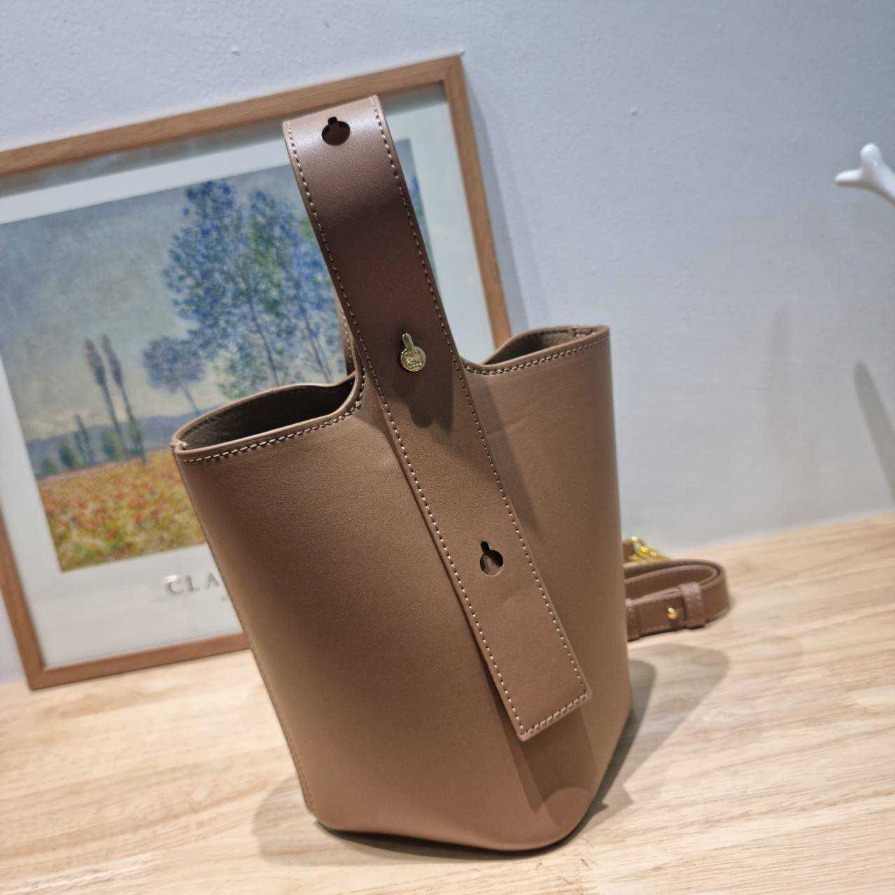 LOEWE MINI PEPBLE BUCKET IN MELLOW กระเป๋าทรงบัคเก็ต รูปทรงสวยใช้งานง่าย กิมมิคหรูหราสุดๆ เกรดออริ