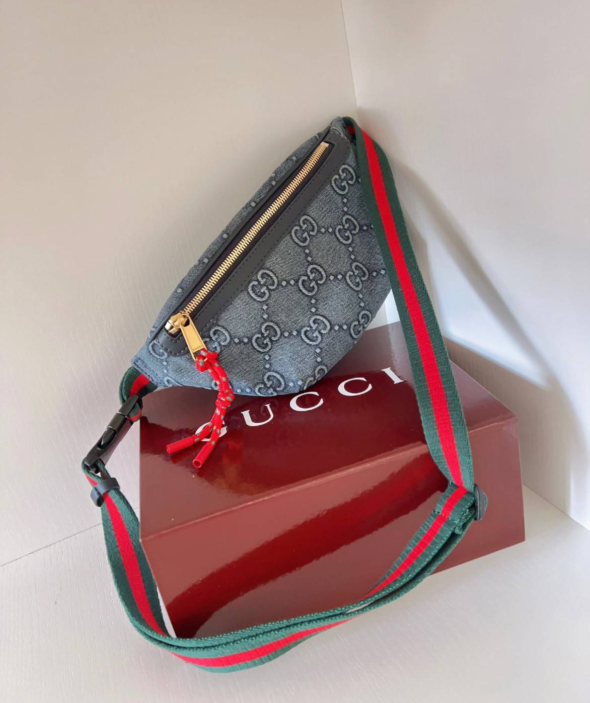 GUCCI GG DENIM BELT BAG ล่าสุดสวยมากๆ รุ่นนี้ใช้ได้ทั้งชายหญิง วัสดุเดนิมอย่างดีลายGแบบ3Dสวยมากๆค่ะ อะไหล่ซิปทองห้อยเชือกสีแดงโดดเด่น ซื้อใช้คู่กับแฟนยิ่งสวยค่าา