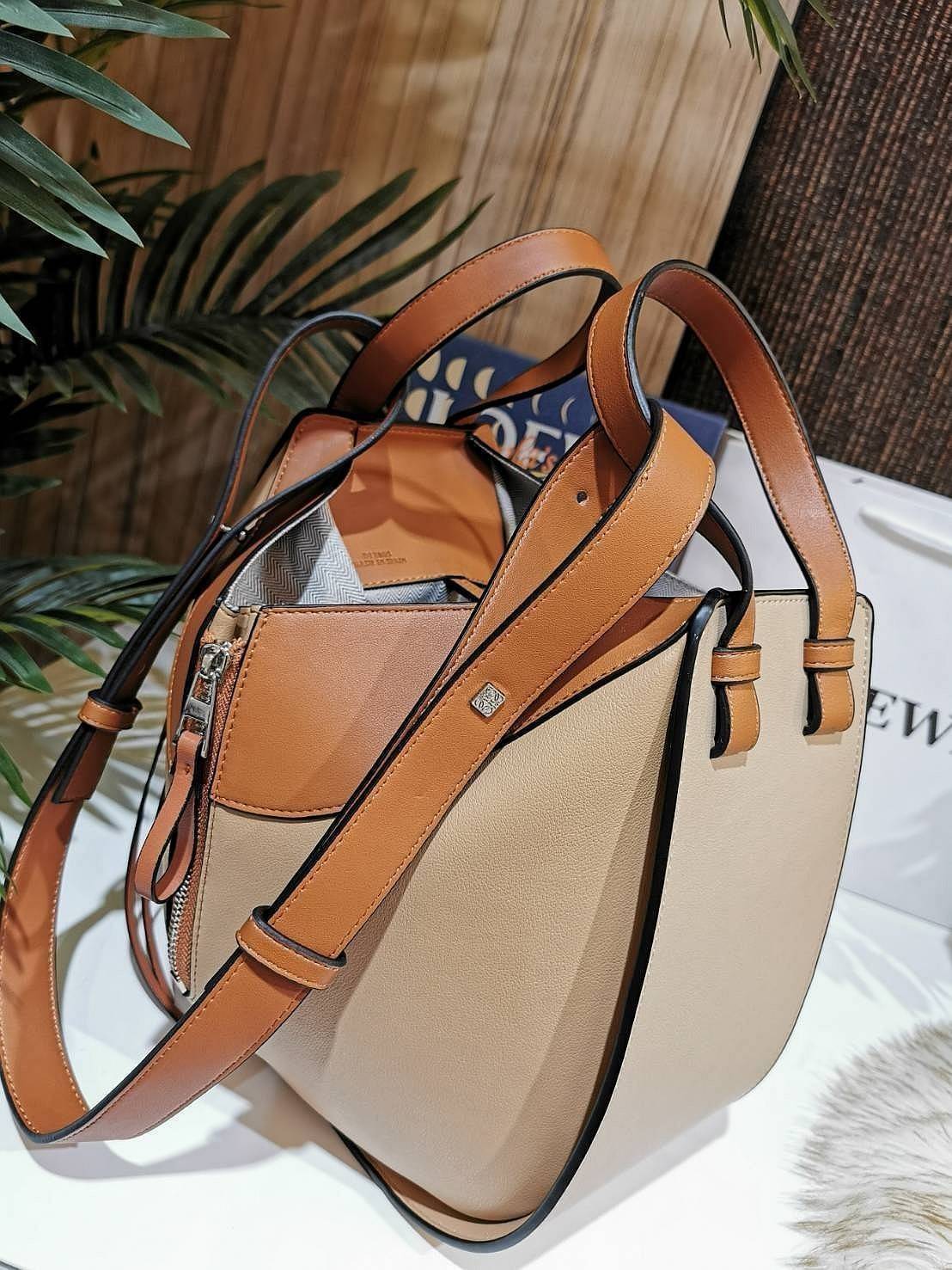 LOEWE Hammock Small leather and canvas LOEWE HANDLE & SHOULDER BAG GIFT WITH PURCHASE (GWP) กระเป๋าถือหรือสะพายหนังแท้พรีเมี่ยมกิ๊ฟ Limited จาก LOEWE PERFUME DUTYFREE รุ่น Rare items สุดๆวัสดุหนังแท้ Calfskin หนังสวยดีไซน์มีเอกลักษณ์ ใบใหญ่กำลังดี น้ำหนัก