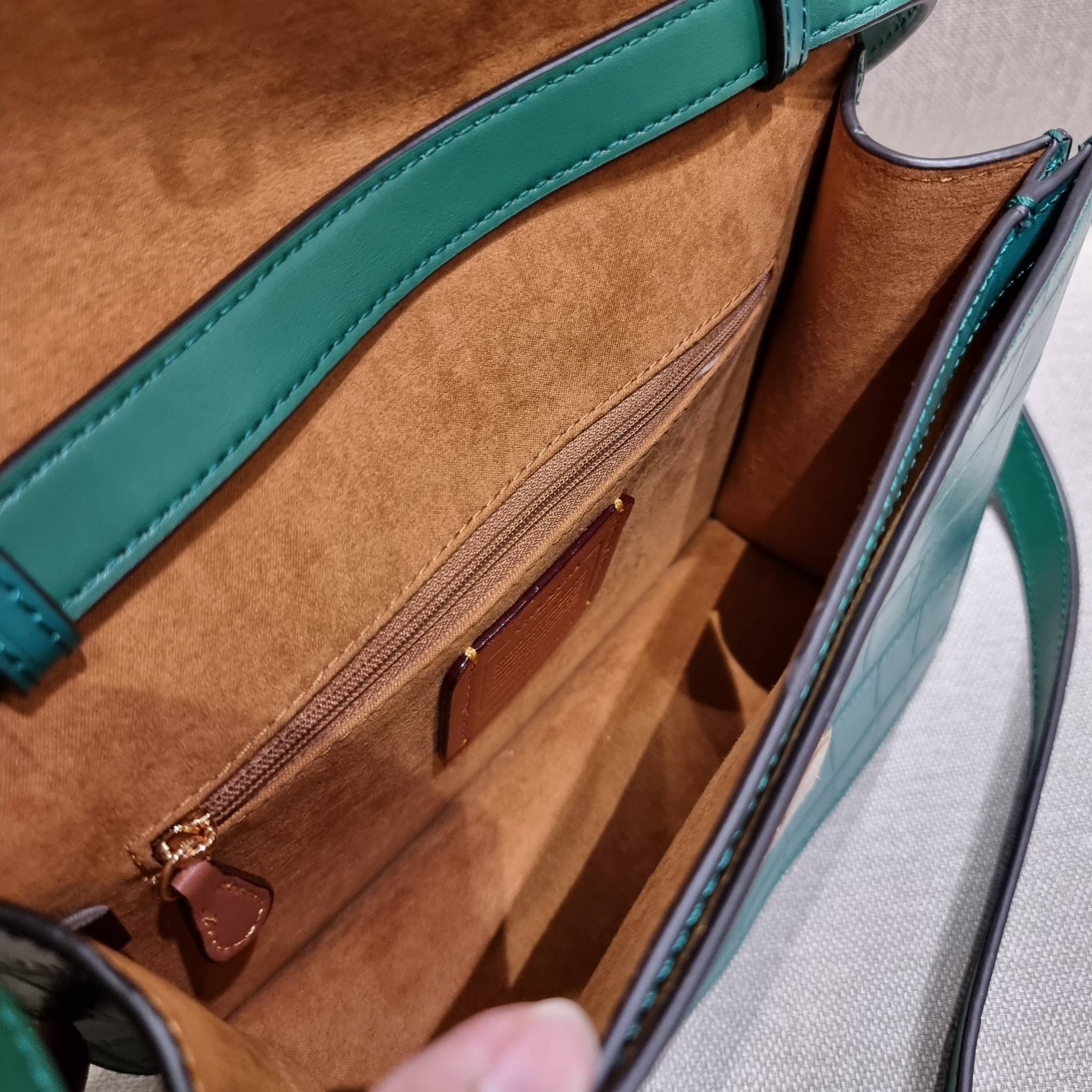 COACH C5631 BRYNN FLAP CROSSBODY แซ่บที่สุด ใหม่ที่สุด!! คอลเลคชั่นใหม่!! มองยังไงก็หลงรักละสายตาไม่ไหว กระเป๋าสะพายข้างลุคไฮน์ ที่ดีไซน์ออกมาได้ปัง และดูแพงมากๆ ด้วยดีเทลคลาสสิค รูปทรงใช้งานง่าย เรียบๆแต่มีดีเทล วัสดุหนังลายจระเข้ สวยม้าก!!! เปิด-ปิดด้วย