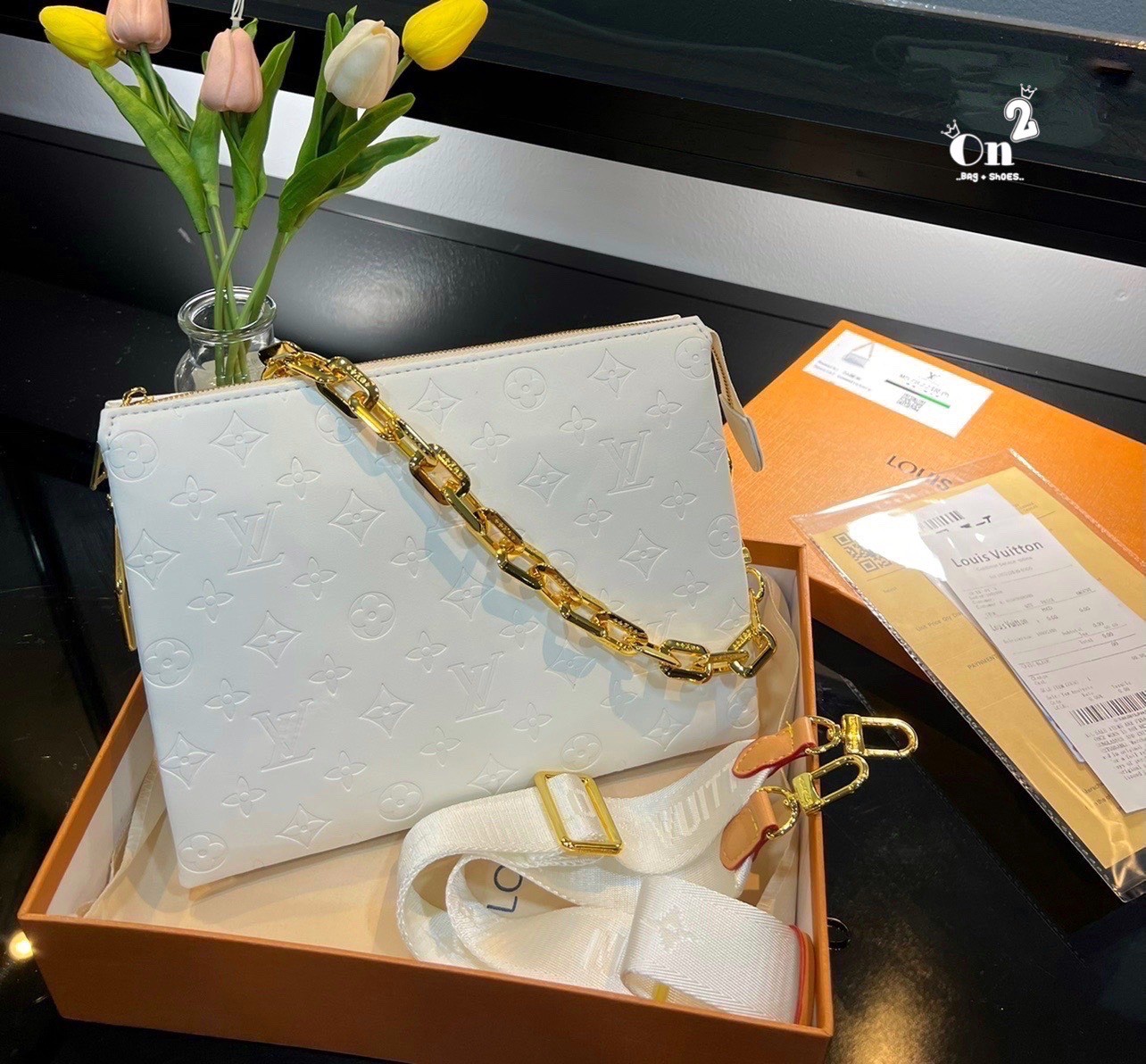 LV HANDLE POUCH MONOGRAM / LV Coussin PM Bag กระเป๋าสะพายกึ่งคลัชท์ สุดล้ำ มาแรงมาก ด้วยความสวยปังตั้งแต่แรกเห็น วัสดุหนังแกะสังเคราะห์ปั๊มลายสวยคม มาพร้อมสาย 2 เส้น เลิศๆ มีสายโซ่ที่มีดีเทลละเอียดไม่ซ้ำ และสายสปอร์ตครอสบอดี้ ที่จะคล้องไว้ทั้งสองเส้นก็ดีง