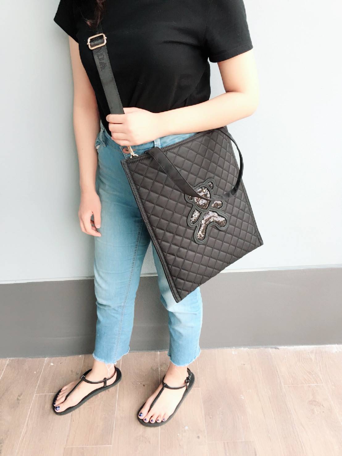 งานขายดีคะ ♡♡ กระเป๋าสะพาย/ทรง TOTE Bag จากแบรนด์ PRADA ตัวกระเป๋าเป็น nylon ทั้งใบ เป็นลายตารางขวางทั้งสองฝั่ง มีสายยาวสะพายได้ ด้านหน้าเป็นลายหมี ปักกลิ้ตเตอร์ อะไหล่ทองหรูมาก จุของคุ้ม ใส่หนังสือ หรือ MacBook ใส่Ipad tablet ได้หมดระ สวยคุ