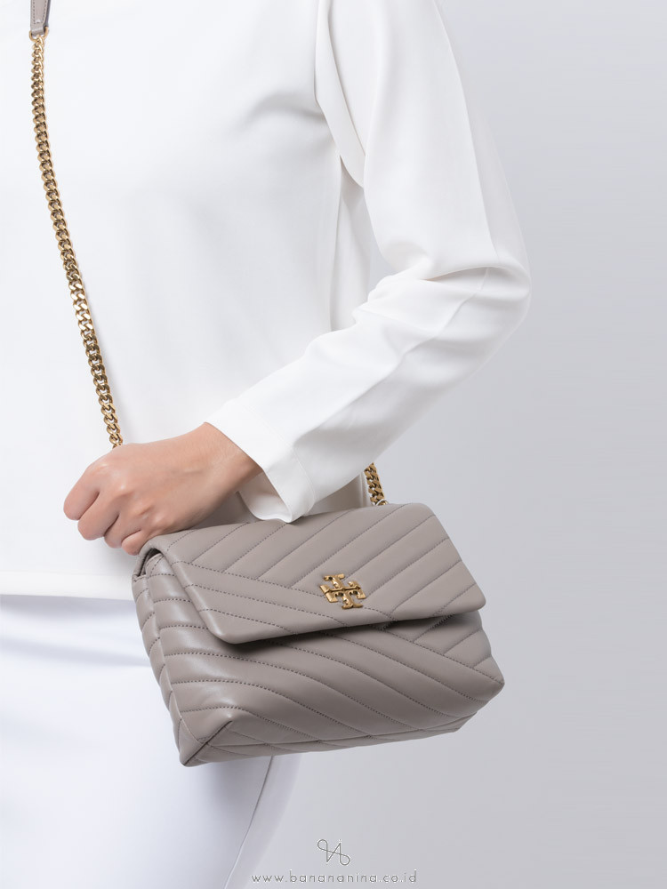 Large : Tory Burch Kira Chevron Quilted Convertible Leather Crossbody Bag เป็นกระเป๋าที่ใช้ในการออกงานสำคัญหรือวันที่มีปาร์ตี้สังสรรค์ คุณควรเลือกใช้กระเป๋าที่มีดีไซน์สะดุดตา เพราะจะช่วยยกระดับและเพิ่มเสน่ห์ให้กับตัวคุณเองมากยิ่งขึ้น หากเป็นงานทางการ เช่น