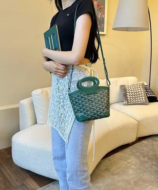 Goyard Beluga Mini Bag กระเป๋าสะพายทรงบัคเก็ต หูจับในตัว ภายในเป็นเชือกรูด น่ารักเกินต้าน เหมาะมากกับสาวๆสายแต่งตัวน่ารัก ขนาดกำลังพอดีไม่เล็กไม่ใหญ่เกินไป ควรมีมากค่า