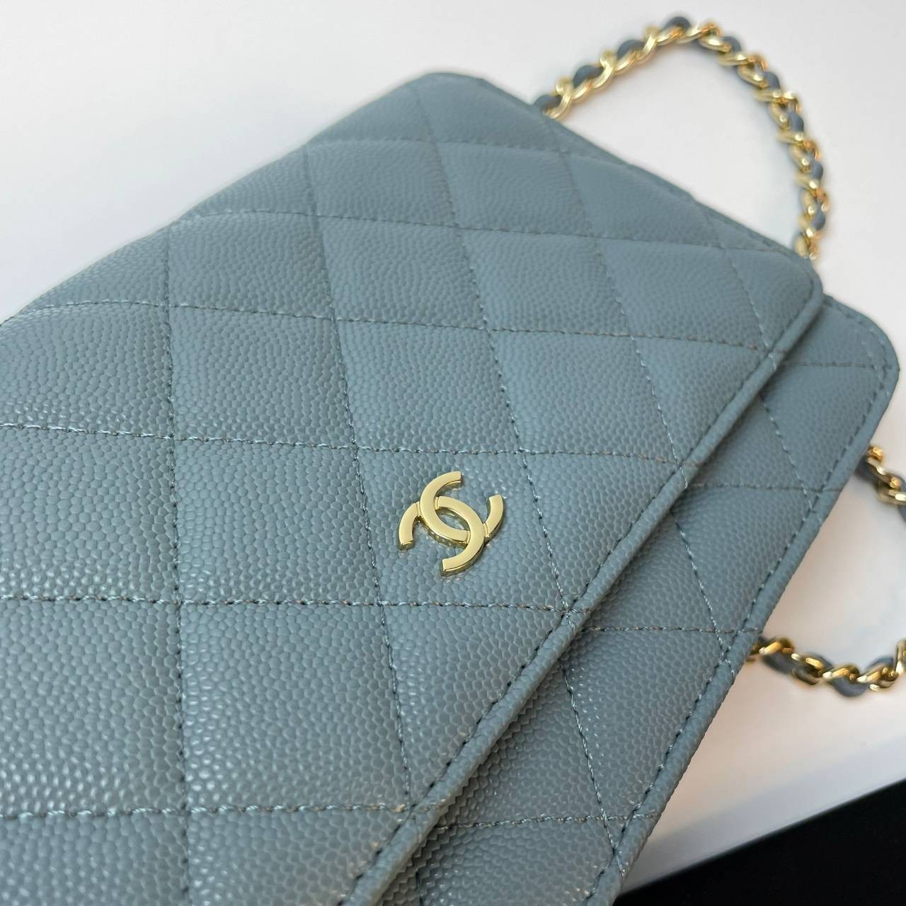 VIP 】หนังแท้ CHANEL WOC style โทนสีพาสเทล กระเป๋าสะพายทรงสวยตลอดกาล วัสดุหนังลายคาเวียร์ เนื้อนุ่ม อยู่ทรงคุณภาพดีตามแบบฉบับของแบรนด์ น้ำหนักเบา ด้านหน้ามีโลโก้แบรนด์อะไหล่หรู มีช่องใส่บัตร ใส่ของจุกจิก เปิดปิดด้วยฝาปิดกระดุม ซับในหนัง ตัวจริงสวยมากๆถูกใจ