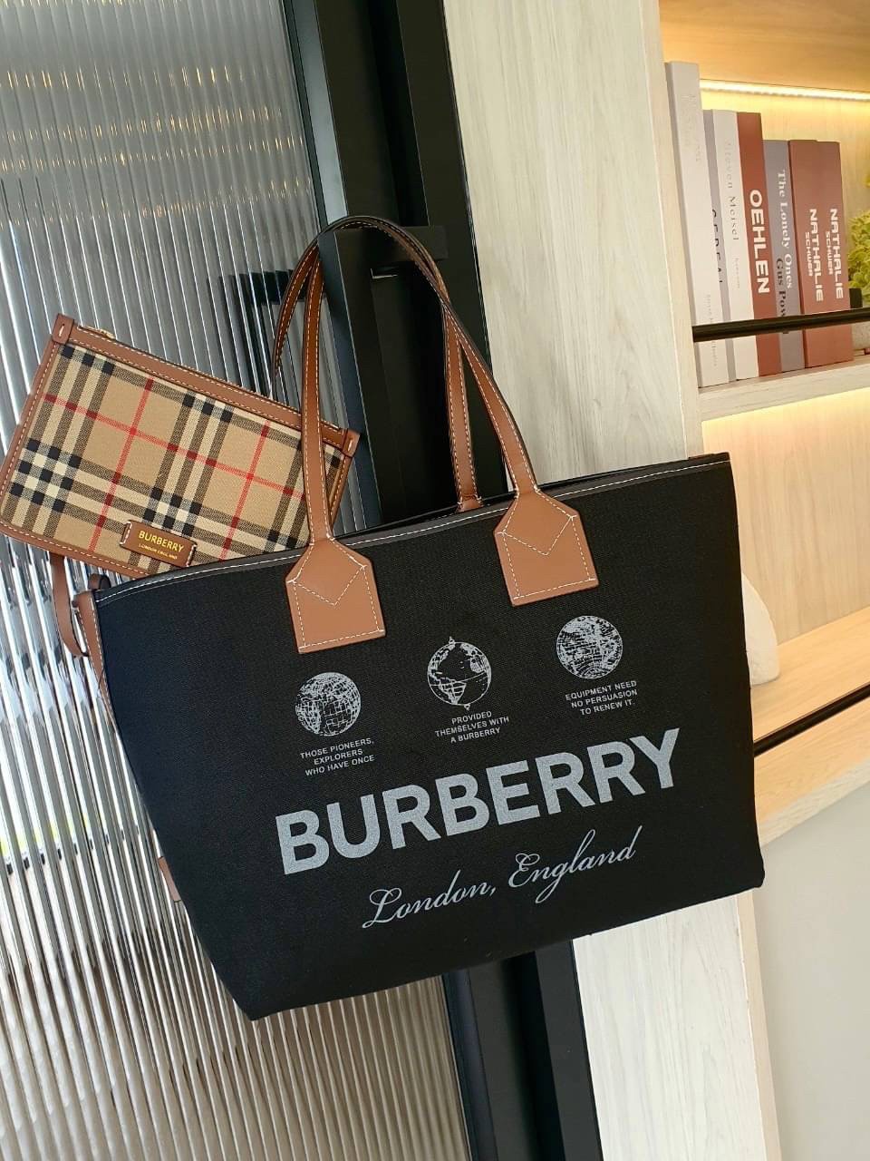 Burberry Tote Bag / Burberry Label Print Large London Tote Bag In Crema / BURBERRY LARGE LONDON TOTE BAG IN WHITE กระเป๋าสะพายไหล่ทรงช้อปปิ้ง ทรงคลาสสิค ฮิตตลอดกาล ตัวกระเป๋าวัสดุหนังผ้าแคนวาส ตัดหนัง