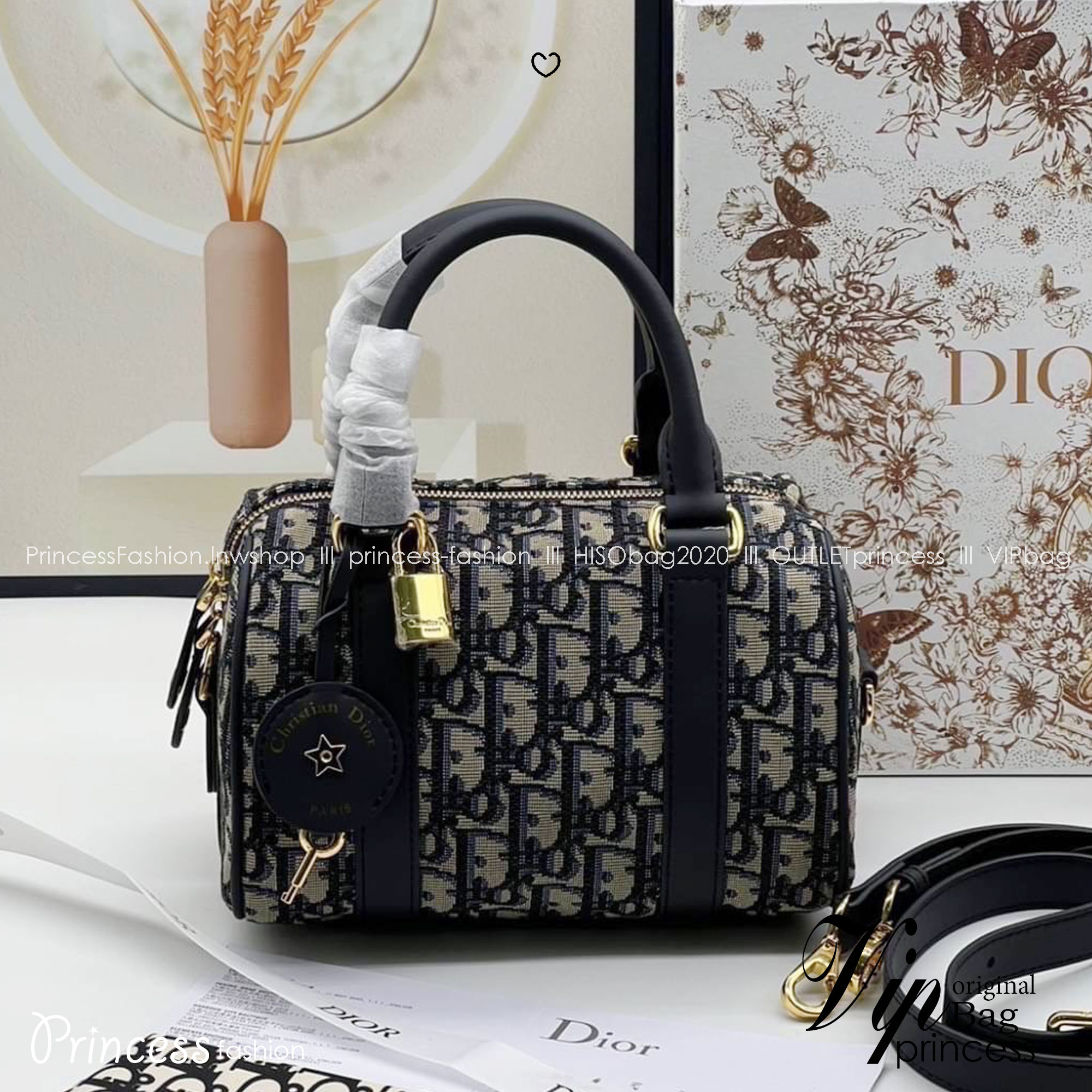 DIOR Groove 20 Bag Oblique Jacquard กระเป๋าสะพายทรงบอสตันทันสมัยและสง่างาม ใช้งานได้ทั้งแบบสะพายไหล่หรือสะพายแบบครอสบอดี้ เหมาะเป็นไอเทมคู่ใจในชีวิตประจำวัน