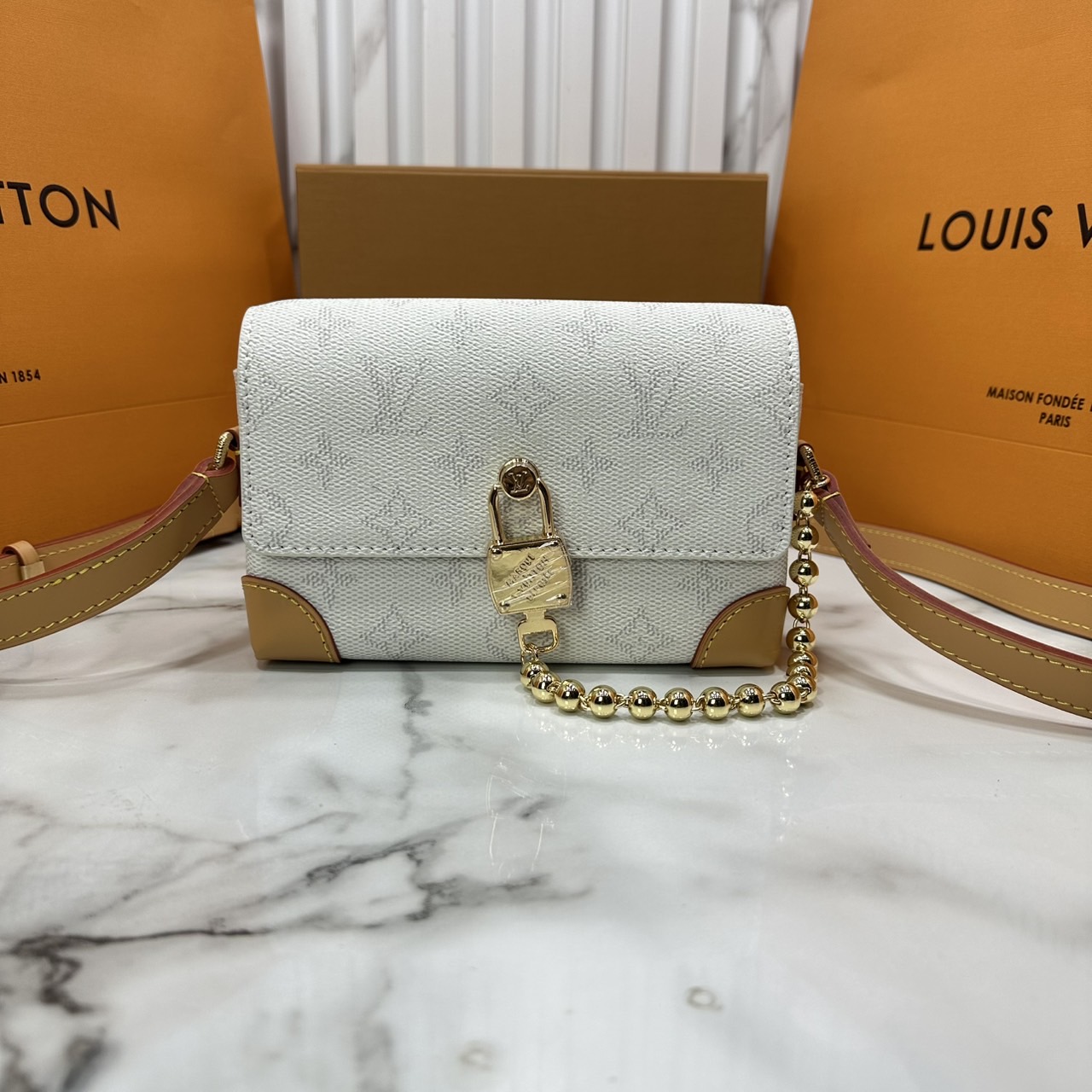 ORI หนังแท้ | LV Steamer crossbody bag Monogram Canvas / LV Trunk Bag กระเป๋าสะพาย กระเป๋าสตางค์แบบสะพายรุ่น Steamer รังสรรค์จาก Monogram แคนวาส แต่งขอบหนัง Aged Natural และฮาร์ดแวร์สีทอง