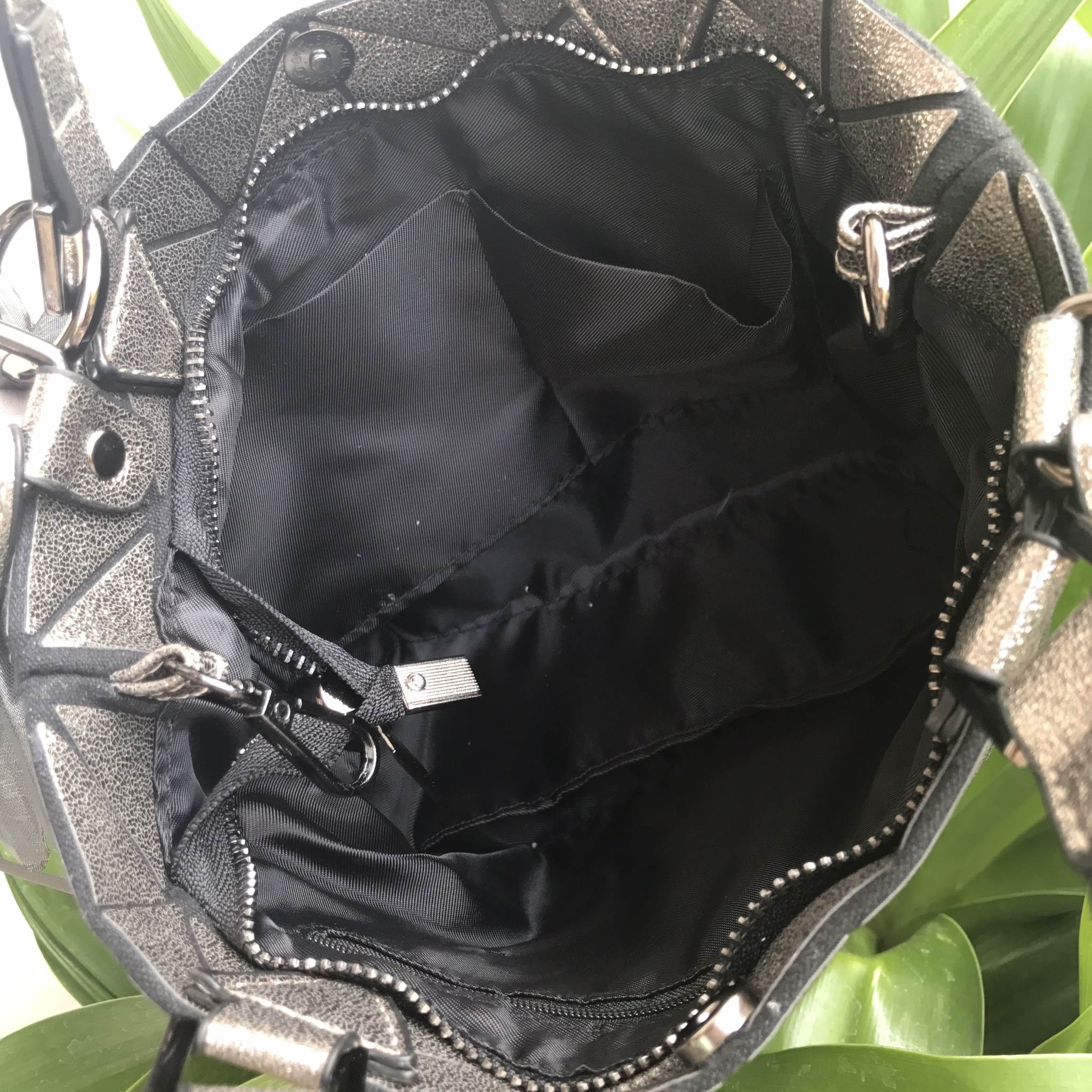 ห้ามพลาดเลยน๊า size Mini !!! น่ารักมากกค๊า ✨✨✨ มาใหม่ สี Limited edition 🌈🌈 ✨สี Silver Glitter ✨ใบจริงสวย เลิศมากๆ ค่า รับประกันเลย กระเป๋าทรงสุดฮิตจากแบรนด์ David Jones ใบนี้ มาพร้อมกับน้องกระต่ายสีเข้า 