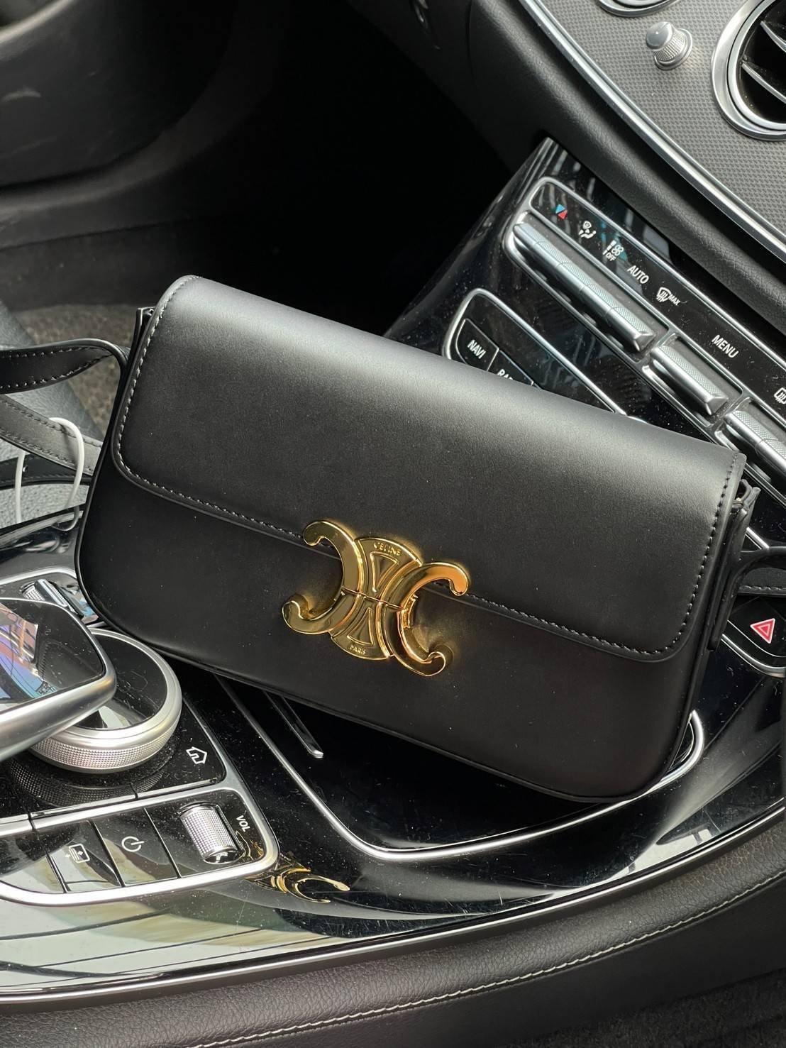 VIP 】CELINE TRIOMPHE SHOULDER BAG IN TRIOMPHE อีกหนึ่งผลงานการออกแบบของ Hedi Slimane ที่ได้ดึงเอาเอกลักษณ์ต่าง ๆ ของ CELINE ออกมาและทำการตีความหมายใหม่จนได้กระเป๋าเรียบหรูและดูทันสมัย ให้คุณเลือกสะพายในชีวิตประจำวันเข้ากับการแต่งตัวสบาย ๆ หรือจะสะพายออกงา