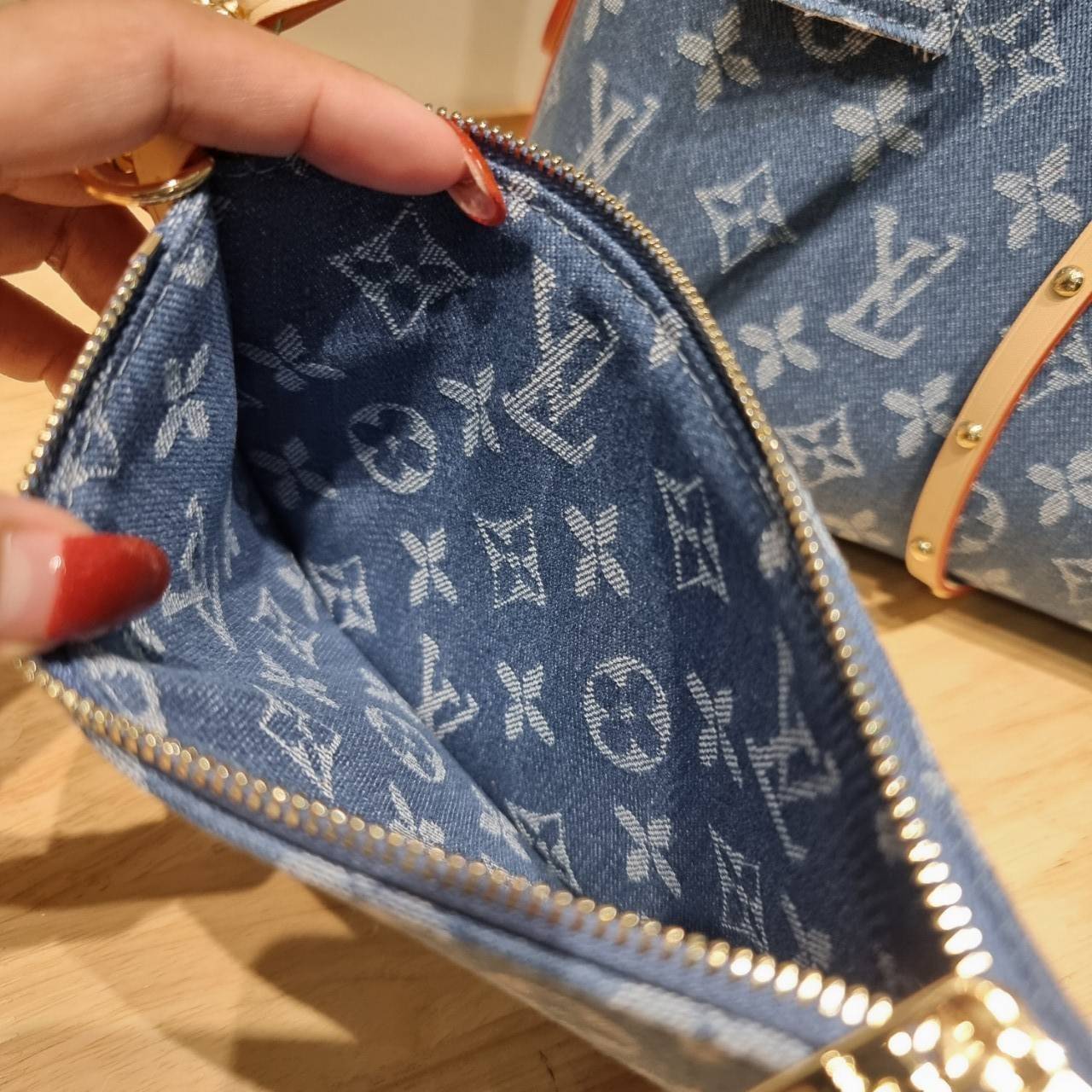 LV Monogram Denim Carry /LV CARRYALL DENIM BAG ใหม่ล่าสุด สไตล์เดนิมสุดชิค รุ่นลิมิเต็ดที่สาวๆตามหา กระเป๋าสะพายไหล่ทรงสวย ดีไซน์เรียบง่ายคลาสสิค หรู ดูผู้ดี รูปทรงใช้งานง่าย มาพร้อมใบลูก ไว้เก็บของจุกจิก