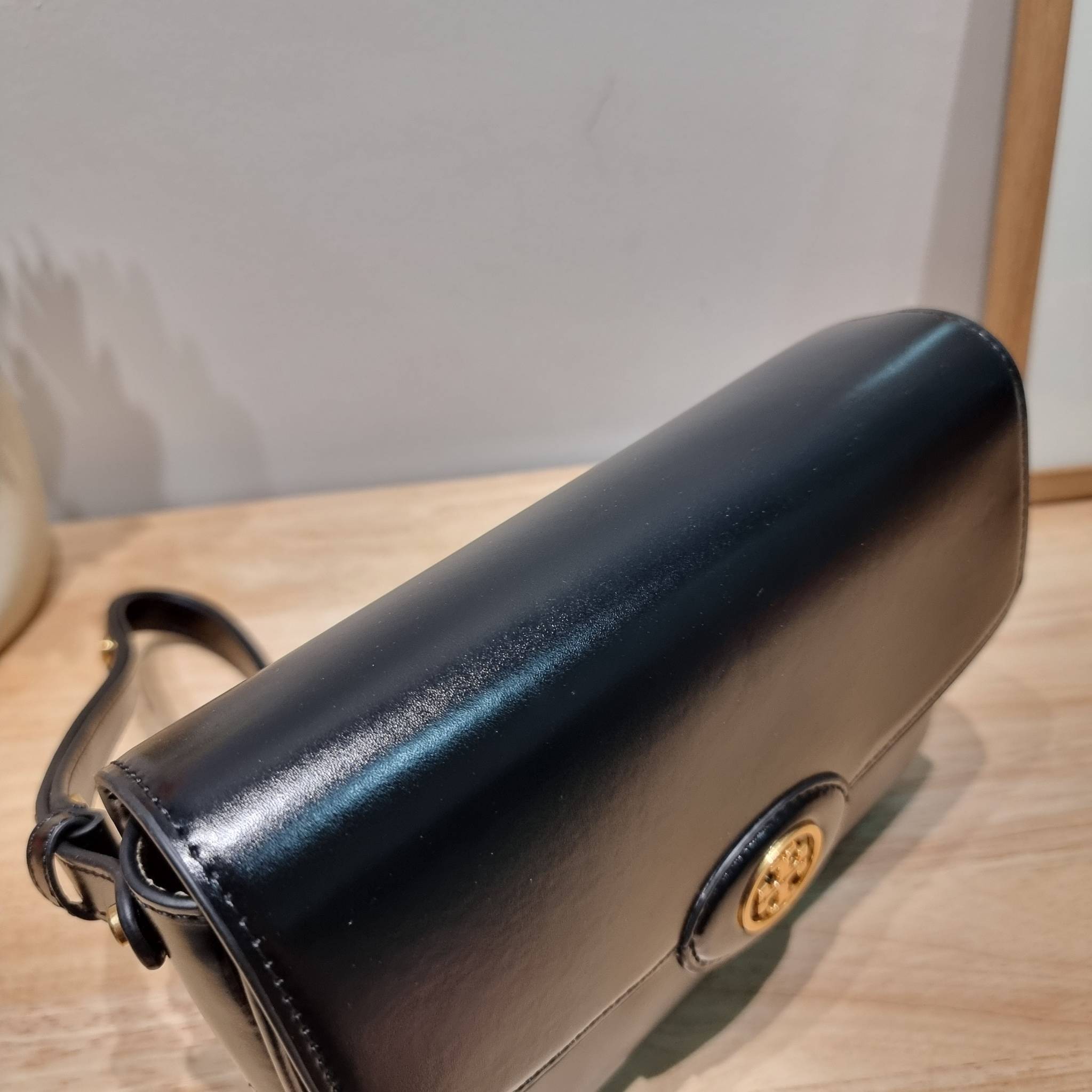 TORY BURCH ROBINSON SPAZZOLATO CONVERTIBLE SHOULDER BAG คอลเลคชั่นใหม่ สวยก่อนใคร ในราคาสุดคุ้ม! กับกระเป๋าสะพายไหล่ ดีไซน์สุดหรู หนังแก้วเงาสวยคม สีผู้ดี รูปทรงใช้งานได้ทุกลุค