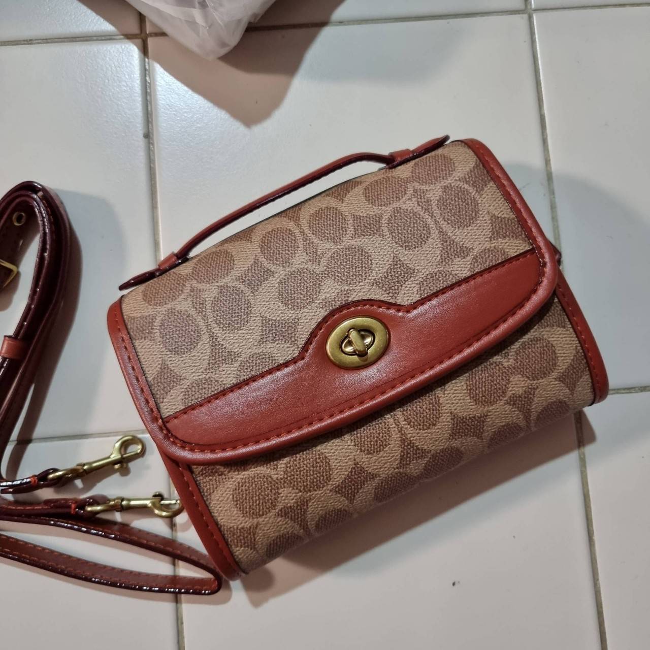 COACH C4204 KIP TURNLOCK CROSSBODY IN SIGNATURE CANVAS คอลเลคชั่นใหม่ สาวกงานดีไซน์สีสนิมต้องปลื้ม!! กับกระเป๋าสะพายข้าง ขนาดพกพาง่าย ใช้งานสะดวกมากๆ วัสดุหนังแคนวาสเคลือบลาย ตัดขอบด้วยหนังแท้ เปิด-ปิดด้วยตัวบิดล็อคแน่นหนา ภายในเป็นช่องโล่ง มีช่องใส่บัตร 