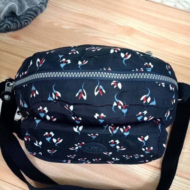 KIPLING Reth (Size S) shoulder & crossbody bag กระเป๋าสะพายวัสดุ Nylon&Polyester 100% ขนาดกำลังน่ารัก มาพร้อมพวงกุญเเจลิง มีช่องใส่ของ2ช่อง ช่องใหญ่ภายในมีป้ายและแท็กตรงซับใน มีซิปย่อยอีก 1 ช่องด้านใน,มีสายคล้องพวงกุญแจ ด้านหน้ามีอีก 1 ช่องสามารถใส่ของจุก