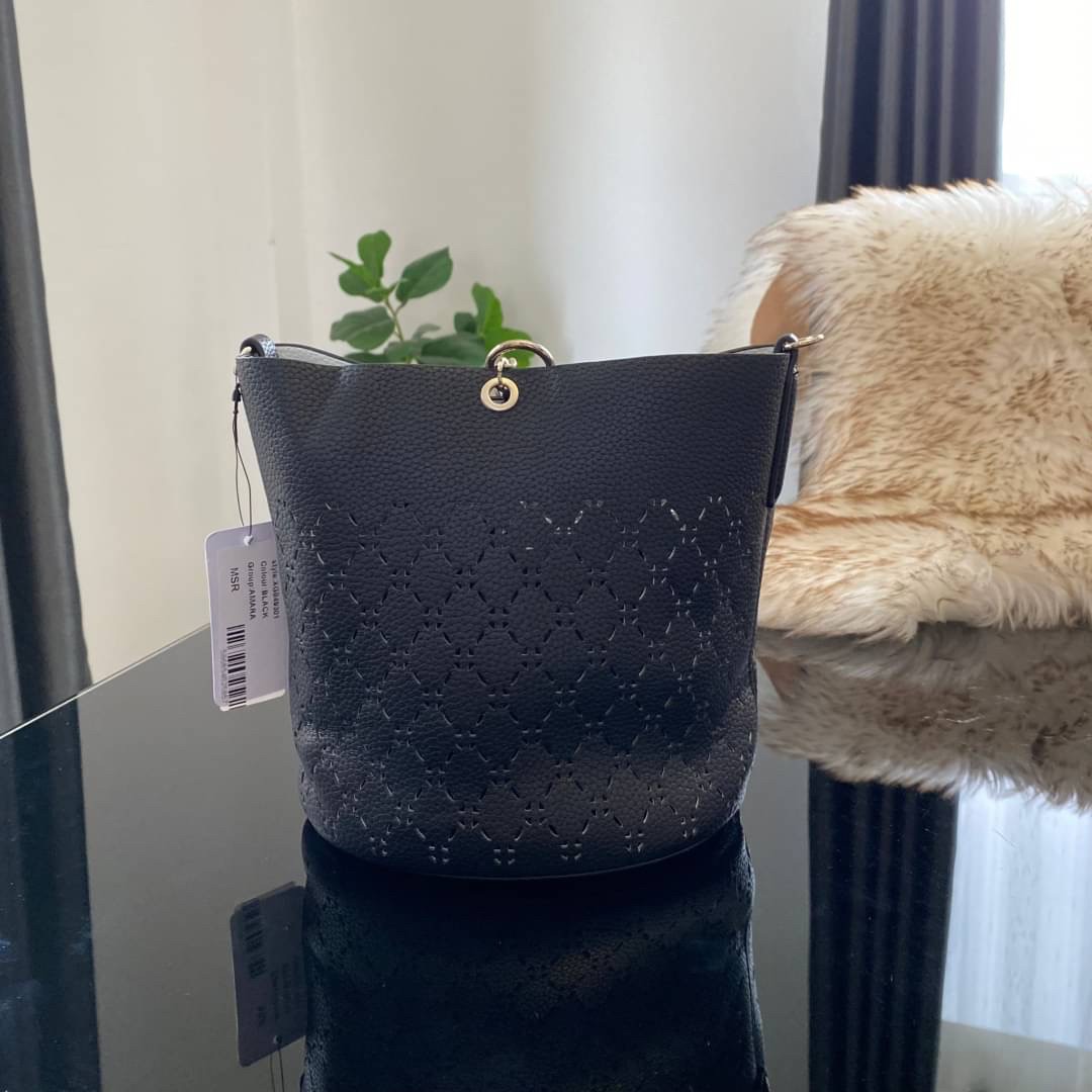 Guess Amara Bucket Handbag ซื้อ 1 ได้ถึง 2 กระเป๋ารุ่นใหม่ล่าสุดทรงถังสุดน่ารัก พิมพ์ลายรอบใบ วัสดุหนังนิ่มคุณภาพดี นิ่ม น้ำหนักเบา ด้านหน้าประดับด้วยโลโก้แบรนด์สวยโดดเด่น เปิด-ปิดด้วยด้วยตัวคล้องอะไหล่เงินสะดวกใช้ ด้านในโล่ง มีสายยาวปรับระดับได้มาให้ มาพ