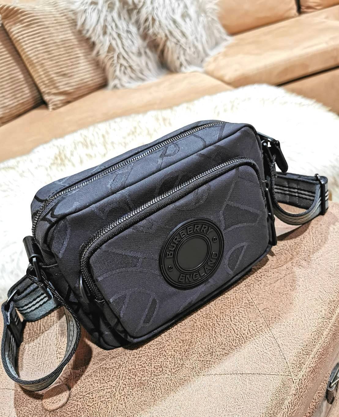 BURBERRY FRAGRANCES MONOGRAM CROSSBODY BAG VIP GIFT WITH PURCHASE (GWP) พรีเมี่ยมกิ๊ฟ Limited จากน้ำหอม BURBERRY 100% POLYAMIDE (Nylon & Canvas) ลาย Monogram น้ำหนักเบา มีโลโก้ด้านหน้าเปิดปิดด้วยซิปหัวซิปแบรนด์ ด้านหน้ามีช่องซิป ด้านหลังมีช่องใส่ของ ภายใน