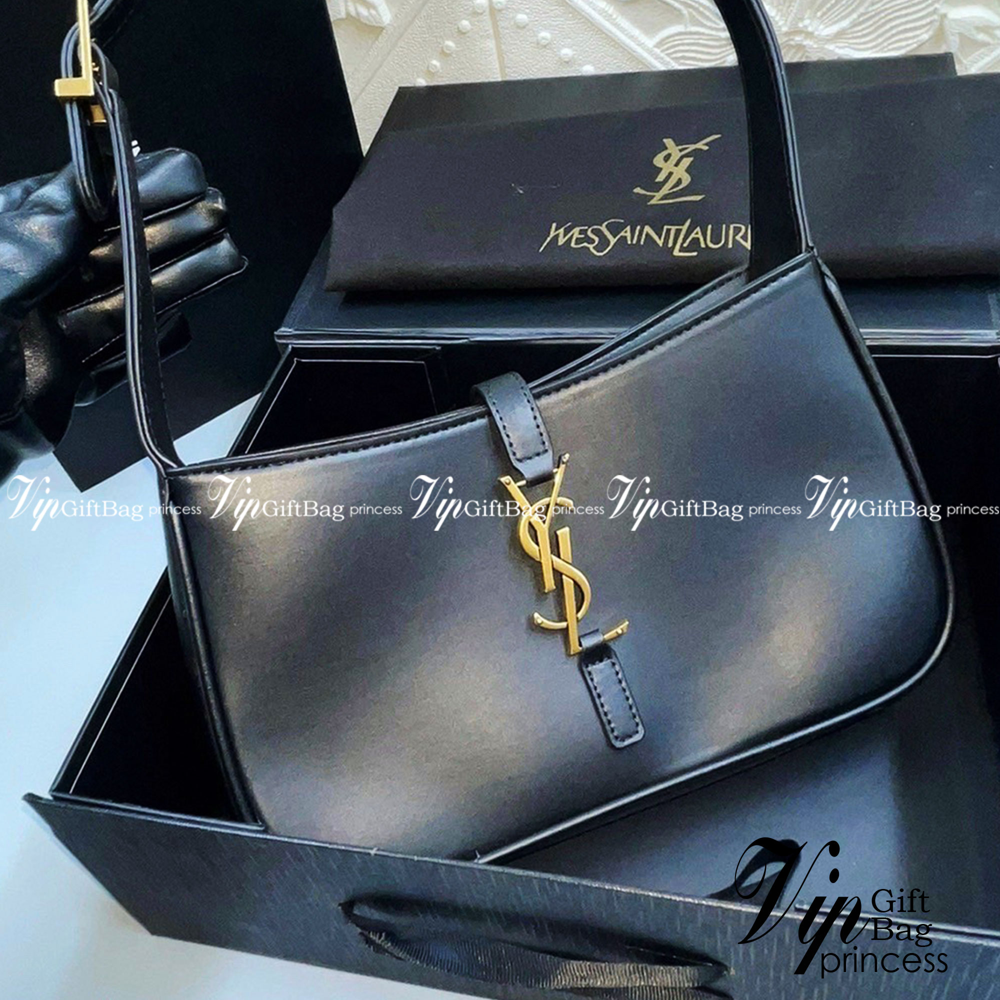 YSL Le 5 à 7 Leather Hobo Bag รุ่นยอดนิยม รที่สาวๆ ตามหา งานสวยหรู กระเป๋าสะพายไหล่ ดีไซน์อยู่ทรง คลาสสิคแฝงความหรูด้วยโลโก้สีทองอร่ามโดดเด่น วัสดุหนังเรียบ สาวๆที่รออยู่ต้องรีบจัด รีบมีเป็นของตัวเองกันน้า ราคาสุดคุ้มที่นี่ที่เดียวจ้า