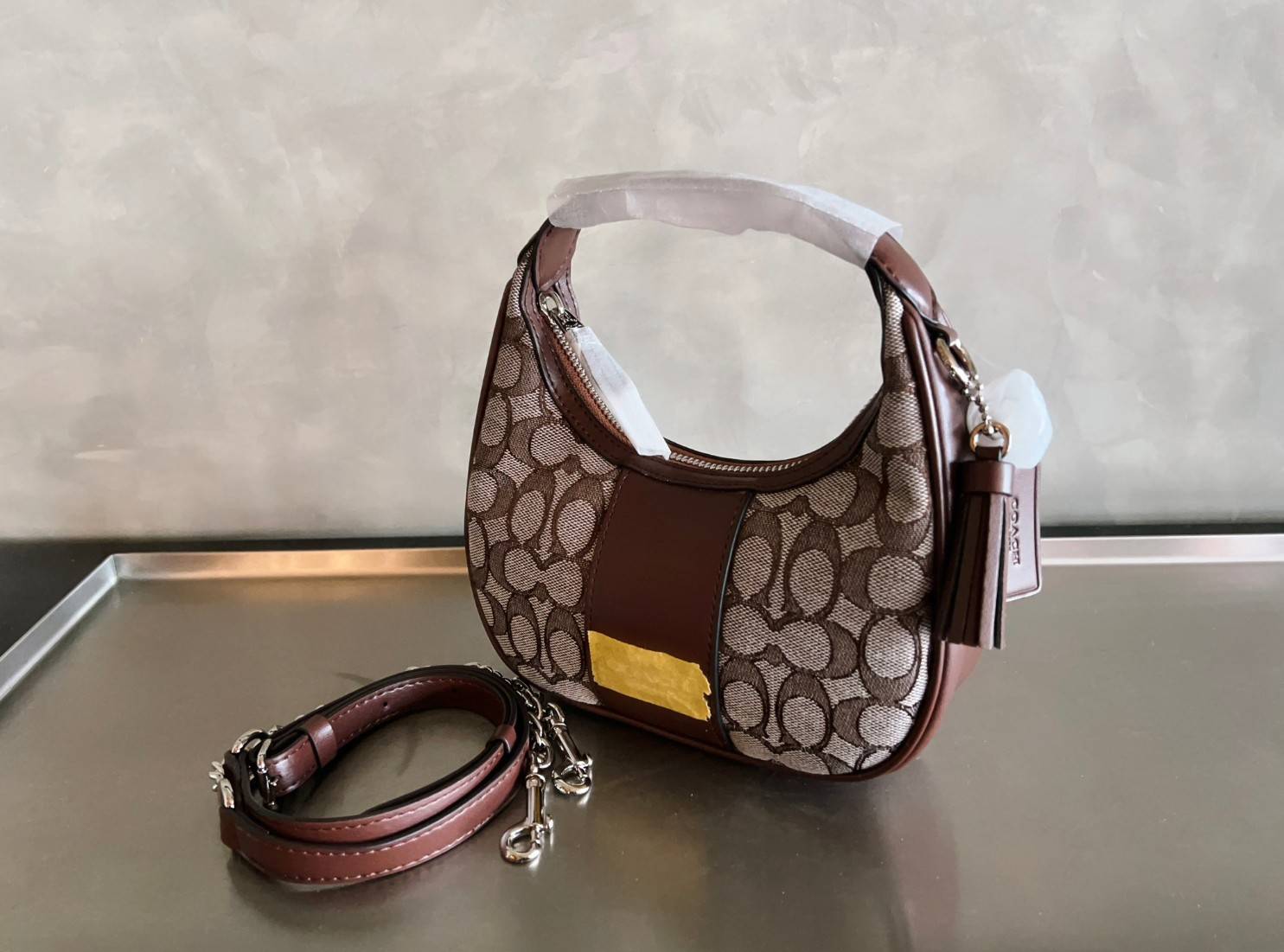 COACH CARMEN MINI CROSSBODY IN SIGNATURE JACQUARD กระเป๋ารูปทรงพระจันทร์โค้งมน น่ารักน่าใช้มากๆ!! เกรดท็อปออริ เกรดดีสุด สลับแท้ 1:1 ใช้ต่างประเทศได้