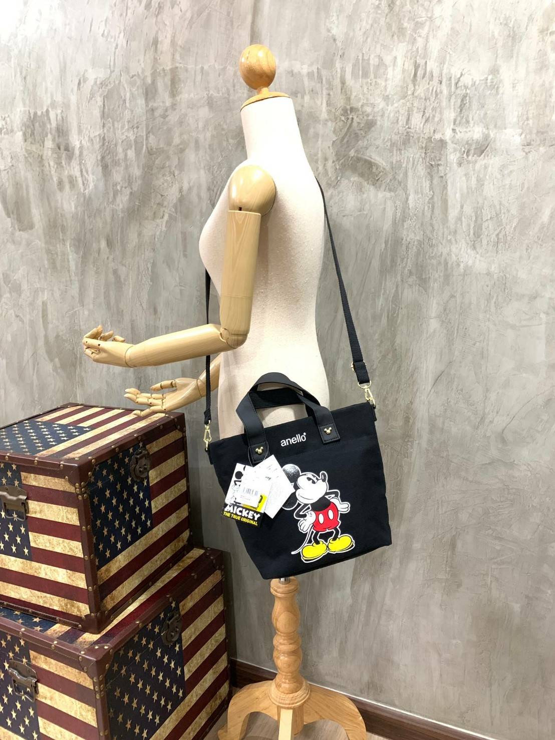 ANELLO MICKEY LIMITED EDITION MEDIUM DT-G004 เอาใจวัยรุ่นกับอีกหนึ่งคอลเลคชั่นน่าสะสมจากมิกกี้ เมาส์และมินนี่ เมาส์ ที่วาดลวดลายของตัวการ์ตูนยอดฮิตลงบนกระเป๋าให้เป็นซิกเนเจอร์กับรูปแบบทรง medium tote ขนาดกลางกำลังดี อีกทั้งยังเลือกใช้วัสดุอย่างผ้า Canvas 