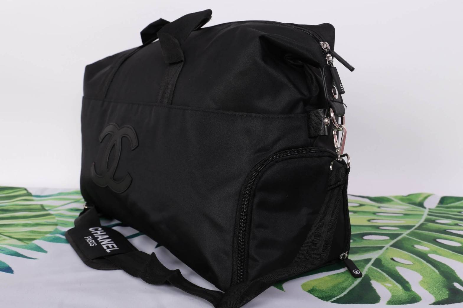 Chanel Authentic VIP Gift Bag Duffle Gym Travel สินค้าเป็นของแท้ รุ่นใหม่ จากเค้าเตอร์เครื่องสำอาง/น้ำหอมของแบรนด์- Chanel vip gift bag ของแท้ 100% ใช้เป็นกระเป๋าเดินทาง/ไปฟิตเนส ไปยิมหรือต่างจังหวัดได้สบายเลยค่ะ หัวซิปปั้มโลโก้ ด้านในเป็นช่องกว้าง และช่อ