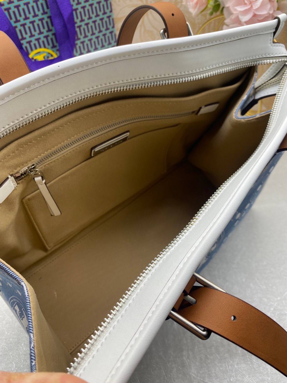 Tory Burch Small T Monogram Denim Tote / Tory Burch Demim Jacquard Small Tote คอลเลคชั่นใหม่ กระเป๋าทรงโท้ท ทรงสี่เหลี่ยมใบใหญ่ วัสดุผ้าเดนิมสลับหนังแท้ ภายในช่องโล่งกว้างจุได้เยอะ