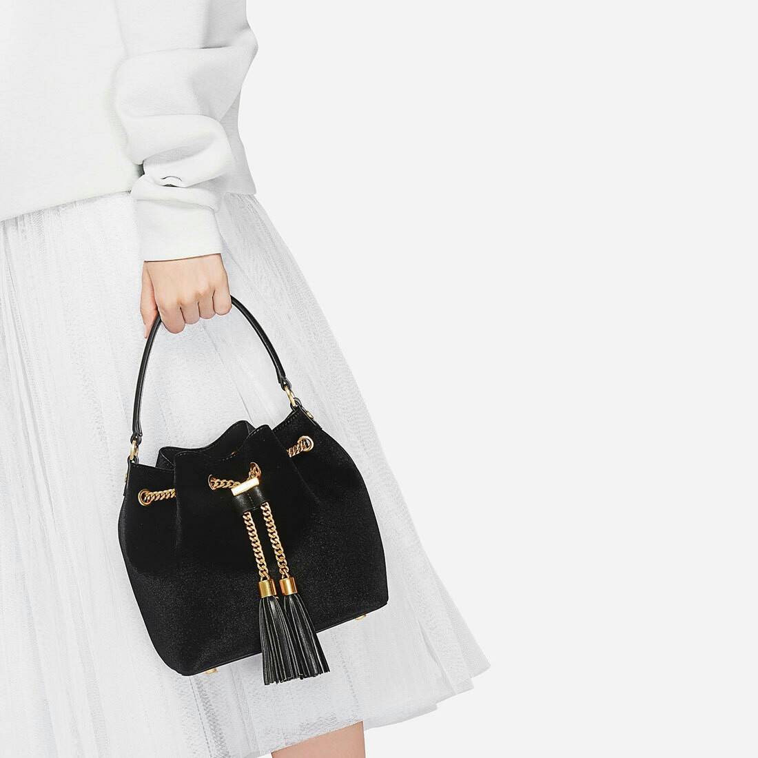 CHARLES & KEITH TEXTURE CHAIN DETAIL HANDBAG กระเป๋าทรงขนมจีบอวัสดุหนังกำมะหยี่ ขนาดกำลังดี อะไหล่สีทอง ประดับด้วยพู่ด้านหน้า ภายในโล่งกว้าง ใส่กระเป๋าสตางค์ยาวได้ มีหูหิ้ว สายสะพายยาวปรับ/ ถอดได้ ฐานกระเป๋าแข็งมีหมุดรองฐาน 4 มุม สวยทุกสีค่ะ