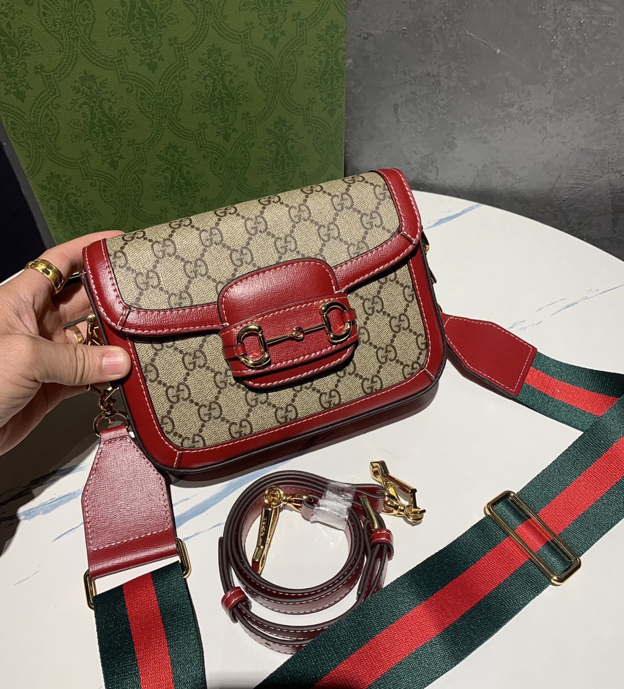หนังแท้ GUCCI Horsebit 1955 mini bag GG Supreme canvas ที่สุดของรุ่นที่ฮอตหนักมาก คอลเลคชั่นที่ยอดขายดีตั้งแต่วันแรกที่ลง shop ด้วยรูปทรงที่กะทัดรัด ตอบโจทย์ได้ทุกลุค ทุกไลฟ์สไตล์ ใช้งานได้ง่ายคล่องตัว เรียกได้ว่าใครไม่มีได้ยังไง สวยขนาดนี้!!