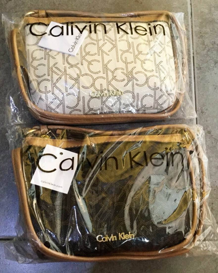Calvin Klein Cross Body Bag กระเป๋าสะพายรุ่นใหม่ล่าสุดหนังสวย สกรีนลาย Signature แบรนด์รอบใบ ประดับโลโก้แบรนด์ สีทองด้านหน้า เปิดปิดด้วยซิป น้ำหนักเบา ภายใน โล่งกว้าง มีช่องใส่บัตร และช่องซิป ใส่ iphone+ ได้ มาพร้อมสายสะพายยาว ขนาดกำลังน่ารัก สะพายคล่องตั