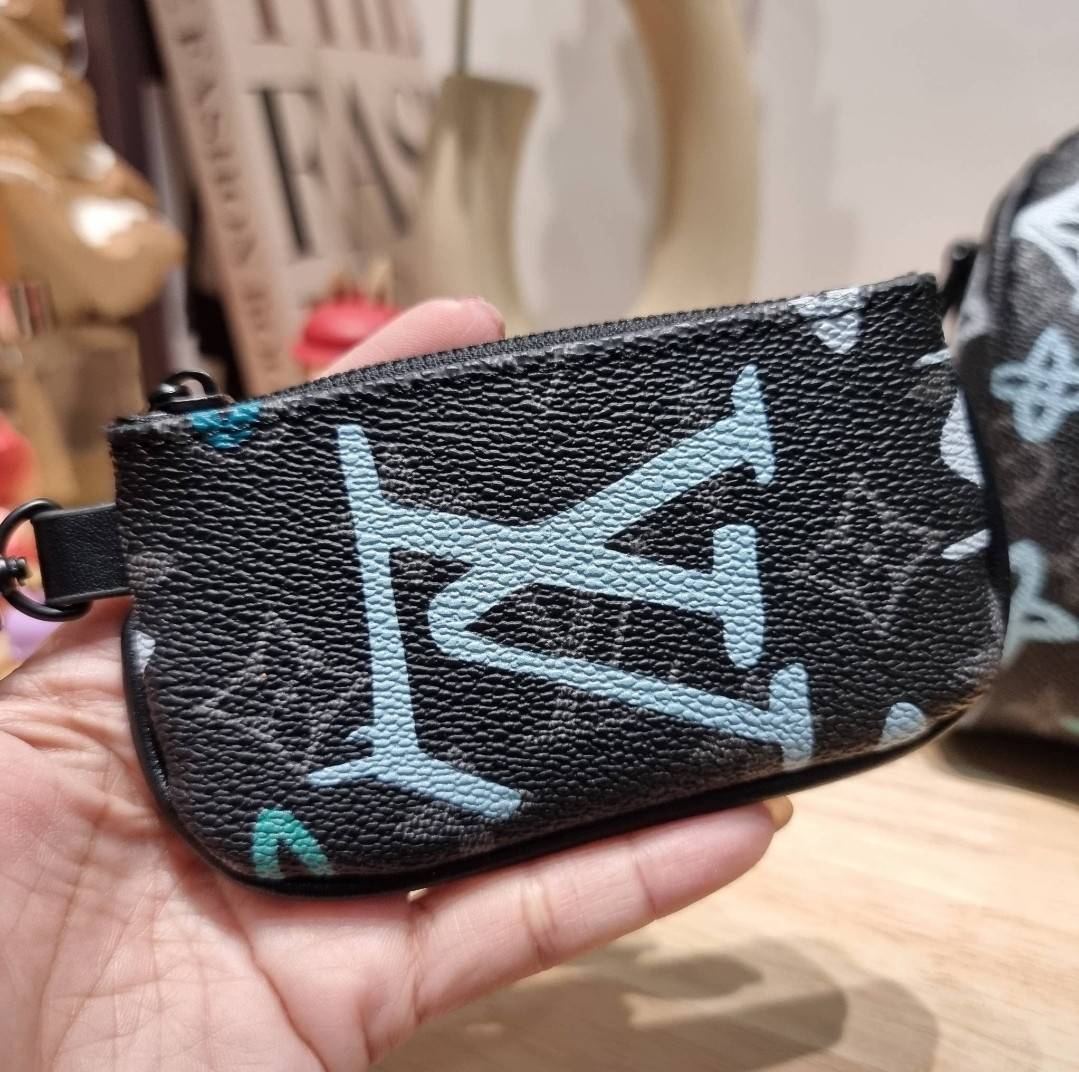 LV KEEPALL BANDOULIERE 25 MONOGRAM OTHER BAG ย่อส่วนความเท่ให้สะดวกกับชีวิตประจำวัน กับกระเป๋าสะพาย ทรงกระเป๋าเดินทางสุดคลาสสิค ด้วยดีเทลความเป็นเอกลักษณ์ เรียบแต่หรู