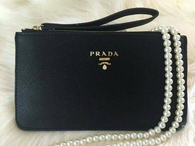 มาใหม่ค่ะ!! กระเป๋าคล้องมือสุดหรู งานพรีเมี่ยมกิ๊ฟ จากแบรนด์ PRADA ขนาดกำลังดี บนลายหนัง Saffiano โดดเด่นด้วยอะไหล่โลโก้สีทอง ปิดเปิดด้วยซิป ด้านในมีช่องใส่บัตรได้ถึง 3 ใบ ใส่ธนบัตรหรือเหรียญได้จุใจเลย รุ่นนี้ใส่ iPhone7+ได้ด้วยนะคะ แถมมีสายคล้องมือและกล่