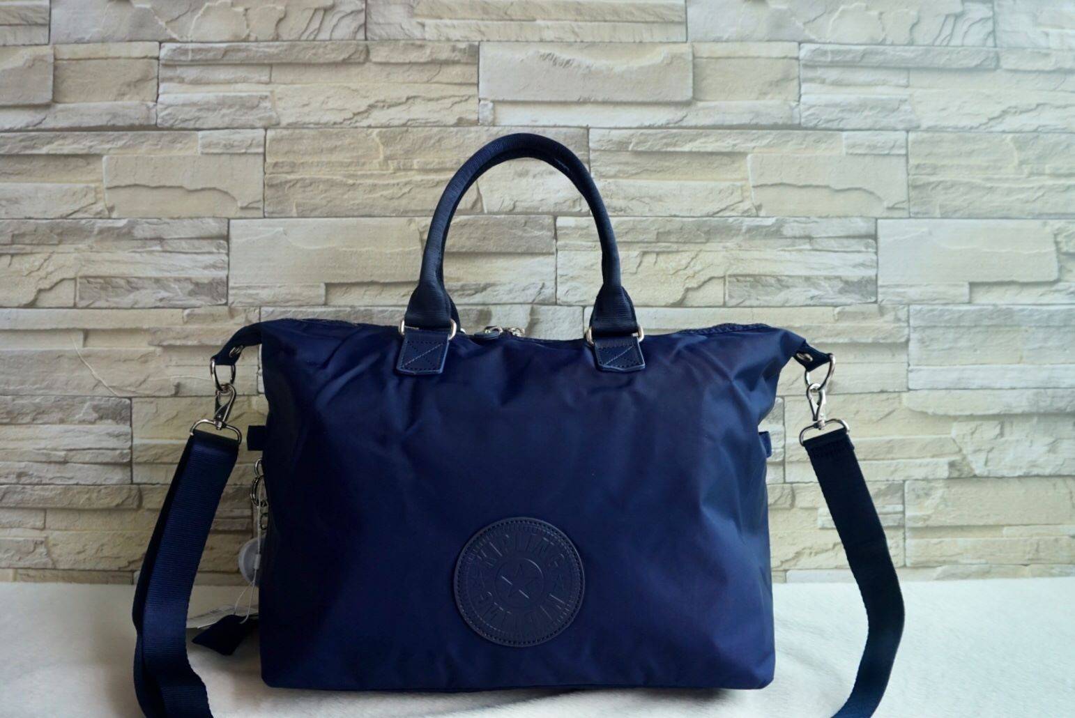 Kipling Tiram Handbag 2018!!! Kipling factory oem HK กระเป๋าสะพายใบใหญ่ วัสดุไนล่อนคุณภาพสูง กันน้ำ ระดับนึงเลยค่ะ สามารถถือได้ สะพายข้างได้ เปิดปิดกระ แบบซิปคู่ ภายในกระเป๋าโล่งกว้าง มีข่องซิป ช่องเล็ก และ ช่องขนาดกลางเสริมนวมให้ด้วยค่ะ พร้อมสายห้อยกุญแจ