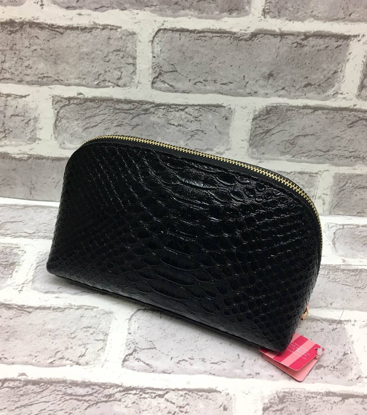 New Arrival Victoria' Secret Pu Croc Bag พร้อมส่งความปัง เหล่าสาวกนางฟ้าไม่ควรพลาดค่ะ กระเป๋าหนังลายจรเข้อยู่ทรงสวยหรู ด้านหน้าติดอะไหล่โลโก้แบร์นหรู เปิดปิดกระเป๋าด้วยซิปคุณภาพดี ด้านในโล่ง มีช่องซิปหนึ่งช่อง ช่องเล็กอีก 2 ช่องค่ะ มาพร้อมสายคล้องมือ