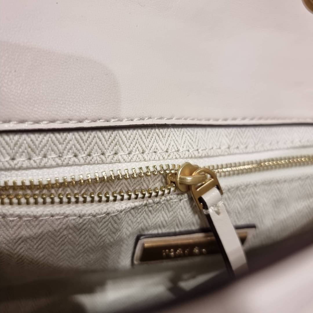 TORY BURCH KIRA CHEVRON CONVERTIBLE SHOULDER BAG (SMALL / MEDIUM) กระเป๋าสะพายรุ่นยอดฮิต ไซส์คลาสสิค ที่ใช้ยังไงก็ดูหรู ดีไซน์เฉพาะตัว วัสดุหนังแกะ สัมผัสนิ่ม เปิด-ปิดด้วยกระดุมแม่เหล็ก ภายในเป็นช่องโล่ง ใส่กระเป๋าสตางค์ มือถือ เครื่องสำอางค์ พาวเวอร์แบงค