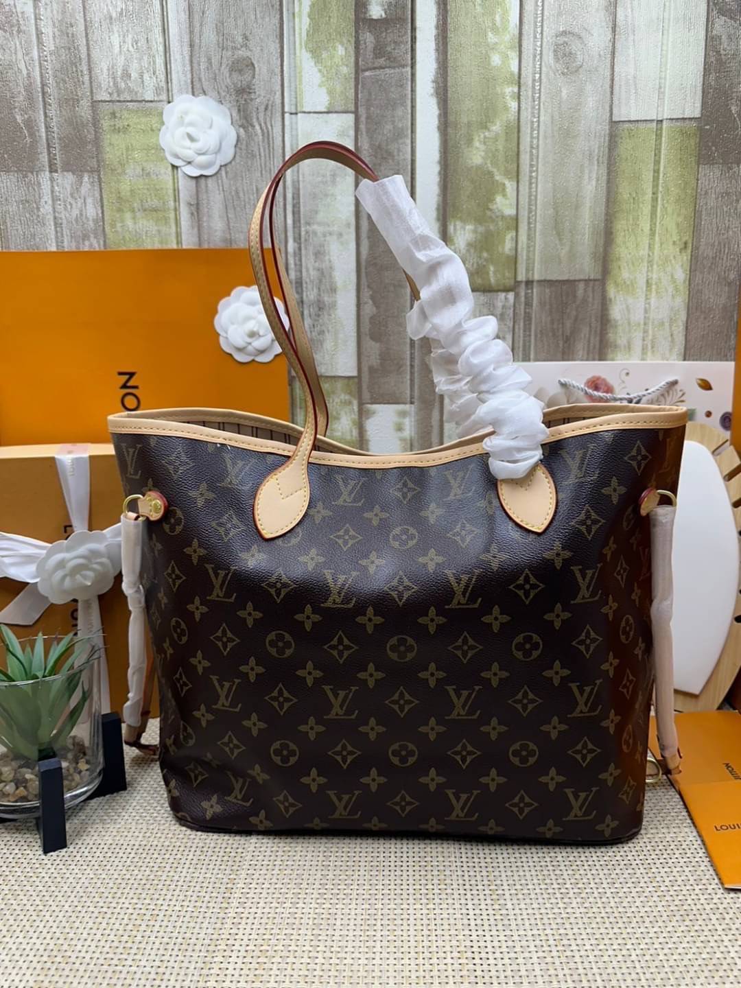 LV Neverfull MM Tote Monogram Canvas With Cat / Puppies กระเป๋าทรงโท้ท รุ่นลิมิเต็ด พิมพ์ลายน้องหมา น้องแมว ลวดลายท่องเที่ยว ลายสีสัน เป็นการรังสรรค์สุดท้าทายครั้งใหม่ของกระเป๋ารุ่นไอคอนิกจากหลุยส์ ผสานความหลากหลายในการใช้งานยุคใหม่กับพลังสีสันอันสดใสได้อ