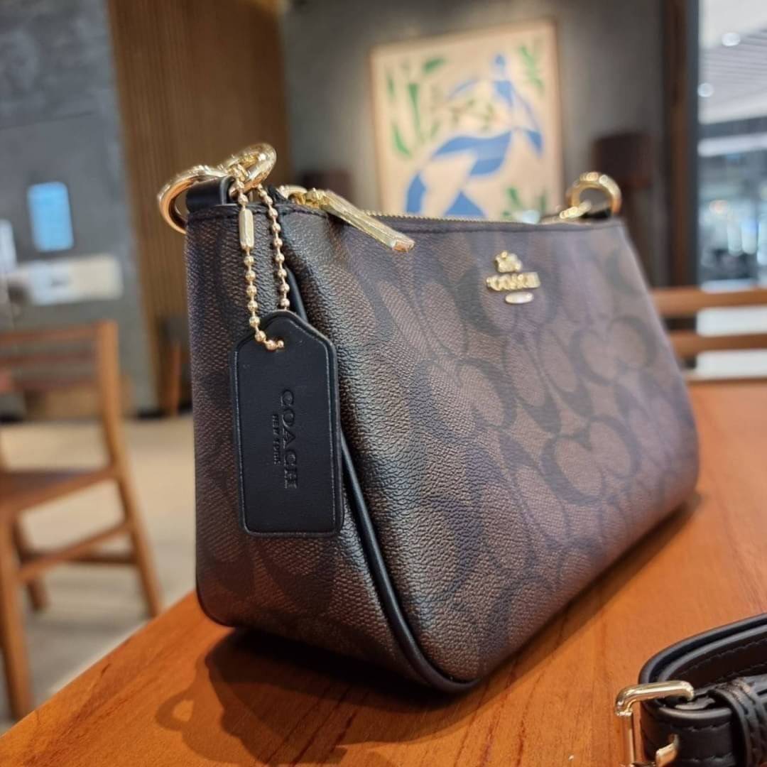 COACH F58321 TOP HANDLE POUCH อีกรุ่นฆ่าไม่ตาย!! 😎 ขายดีขายหมด ขายรวยขายปังๆ!! กระเป๋าพอชจากโค้ช ทรงใช้งานง่าย สะดวก กะทัดรัด วัสดุหนังแคนวาสเคลือบคุณภาพดี มาพร้อมสายคล้องในตัว และสายสะพาย crossbody ปรับเปลี่ยนได้ตามสไตล์ อีกหนึ่งไอเท็มที่สาวๆต้อง