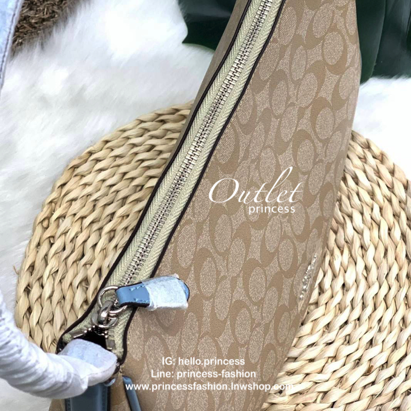 COACH SIGNATURE ZIP SHOULDER BAG กระเป๋าถือหรือสะพายไหล่ ทรงสวย ลาย signature วัสดุหนัง PVC. เนื้อนิ่ม ตัดของหนังสีฟ้า เปิดปิดด้วยซิป ภายในกว้าง ใส่ iPad, A4 และของใช้ได้เยอะ มีช่องเล็ก และช่องซิปค่ะ Must have!