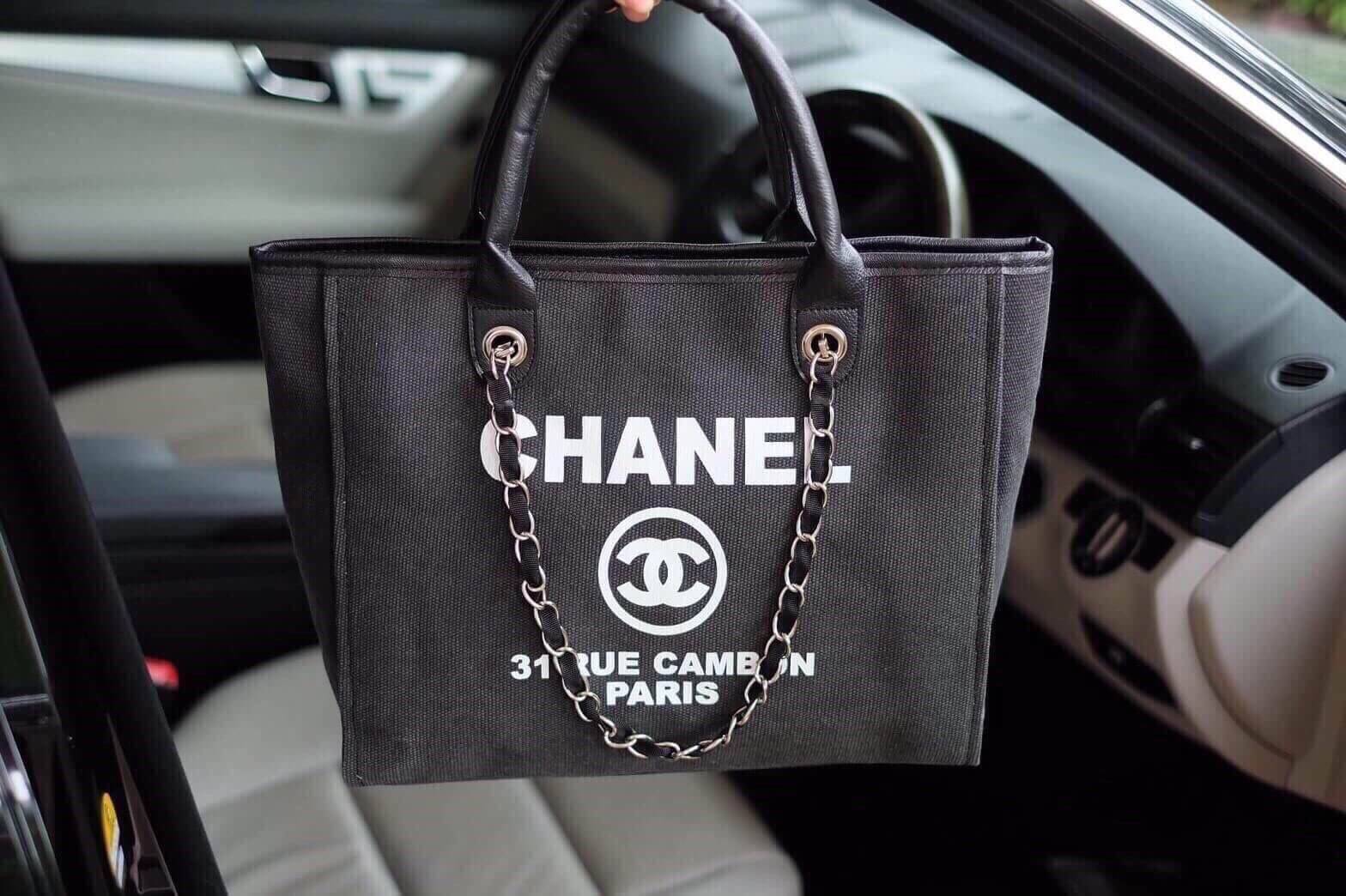 สินค้าขายดีที่สุดในสองปี **กลับมาอีกแล้วคะ งาน พรีเมี่ยมกิ้ฟจากแบรนด์ Chanel กระเป๋า ทรง Tote ผ้า canvas เนื้อหนาอย่างดี มีซับใน ด้านหน้าเพ้นโลโก้แบรนด์หรู **จุดเด่นที่ หูจับมี 2 แบบคือ แบบสายหนัง และ โซ่ สามารถ สะพายไหล่ได้คะ ใบใหญุจุของคุ้ม แต่น้ำหนักเบ