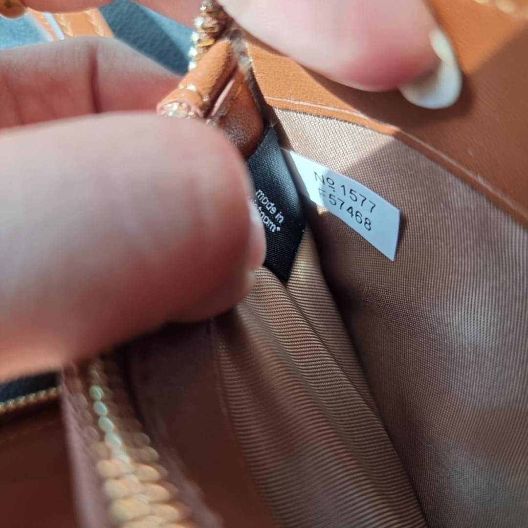 COACH F57468 PHONE WALLET IN SIGNATURE COATED CANVAS กระเป๋าสตางค์ถนอมมือถือ!! 2IN1 สุดๆ ใส่โทรศัพท์ ใส่เงิน ใส่บัตร ครบถ้วน!! จบในใบเดียวจ้า ขนาดกำลังเหมาะมือ วัสดุหนังแคนวาสเคลือบลาย คุณภาพดี สาวๆมีไว้ติดตัวสักใบ ไม่ผิดหวังจ้า