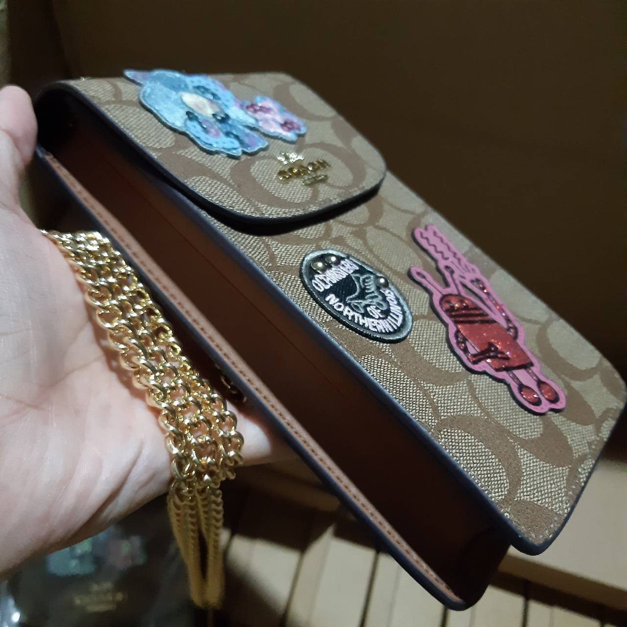 COACH PHONE CASE CROSSBODY BAG ((73486//76988//76357//39955//91046)) COACH NORTH/SOUTH CROSSBODY IN SIGNATURE CANVAS กระเป๋าใส่โทรศัพท์รุ่นนี้ มีความโดดเด่นทั้งดีไซน์และคุณสมบัติในการใช้งาน ด้วยลวดลายที่มีซิกเนเจอร์เป็นเอกลักษณ์แล้ว ด้านหลังยังมีช่องใส่กา