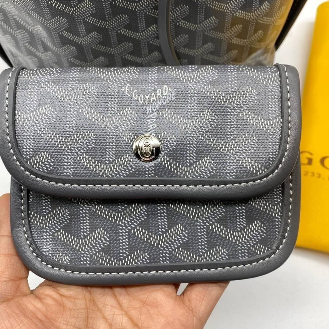 9 สี GOYARD ANJOU TOTE MINI / Goyard Mini Tote เกรดออริจินอลสลับแท้ ใช้งานต่างประเทศได้ ฮอตไอเท็ม กับกระเป๋าสะพายทรงโท้ท ไซส์มินิ กะทัดรัด มาครบสีขายดี เลิศทุกสี รูปทรงคลาสสิค ดีไซน์เป็นเอกลักษณ์ ใช้งานได้หลากหลาย