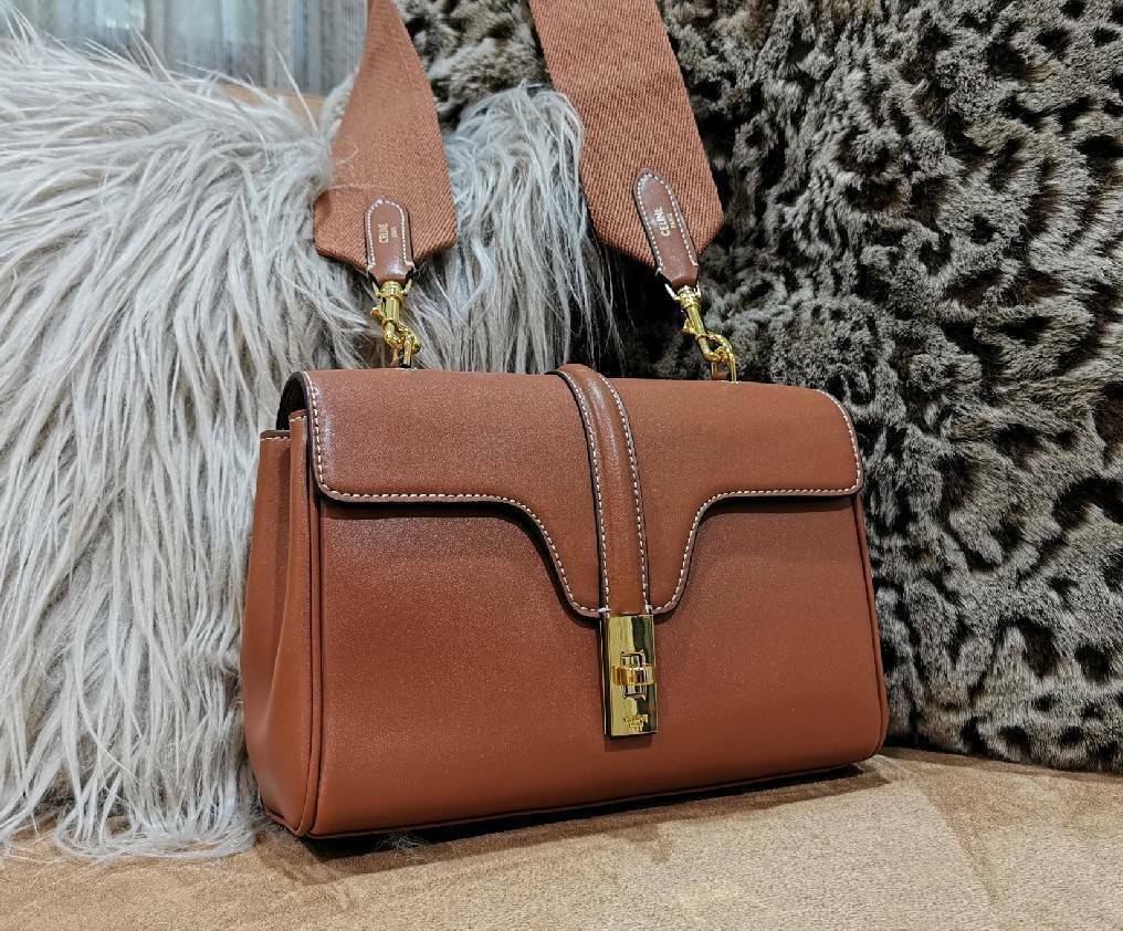 พร้อมส่งความสวย✴️นาทีนี้ต้อง CELINE TRIOMPHE CROSSBODY BAG SMOOTH CALFSKIN VIP GIFT WITH PURCHASE-GWP พรีเมี่ยมกิ๊ฟ Limited Edition จาก CELINE PERFUME DUTY FREE COUNTER วัสดุ หนังแท้ CALFSKIN ดีไซน์สวยหรูสุดคลาสสิคหนังเรียบสวยอยู่ทรงเปิดปิดด้วยฝาปิ