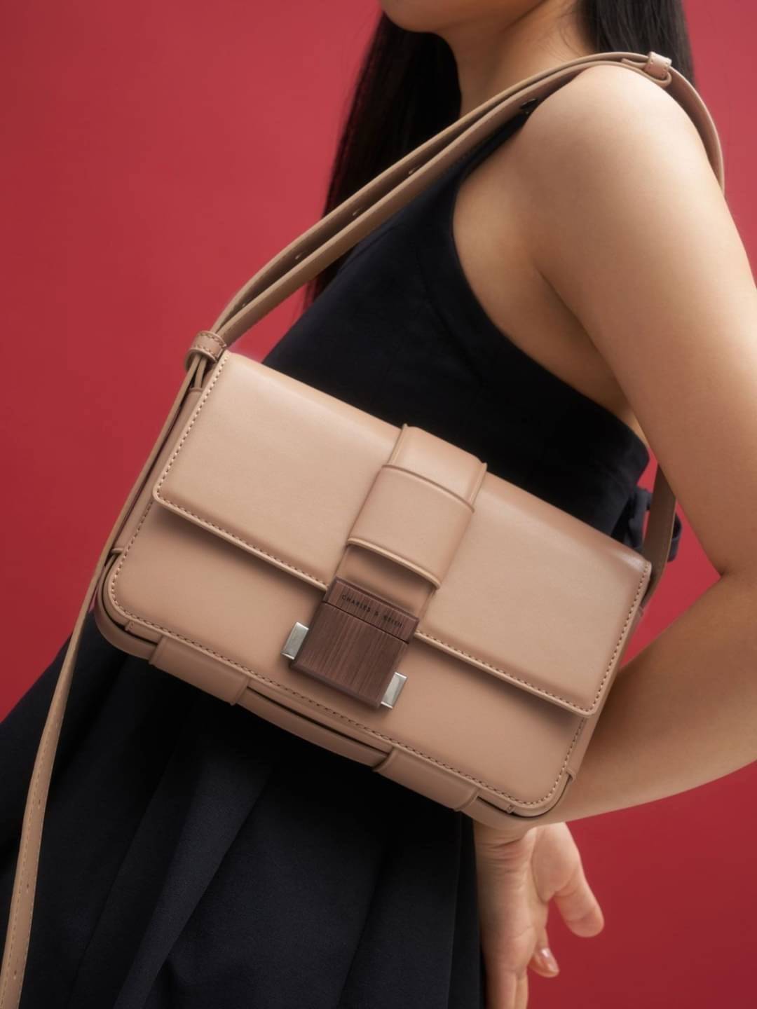 Charles & Keith Front Flap Push Lock กระเป๋าสะพายข้างทรงสวย จุดเด่นที่อะไหล่ลายไม้ตรงตัวเปิดปิด น้ำหนักเบา ด้านหลังมีช่องใส่ของได้ เปิดปิดแบบตัวกดล็อก ด้านในจุของได้พอสมควร เช่น iPhone 12 Pro Max กระเป๋าเงินใบกลาง/สั้นเป็นต้น สายสะพายยาวปรับสายได้ (ถอดสาย