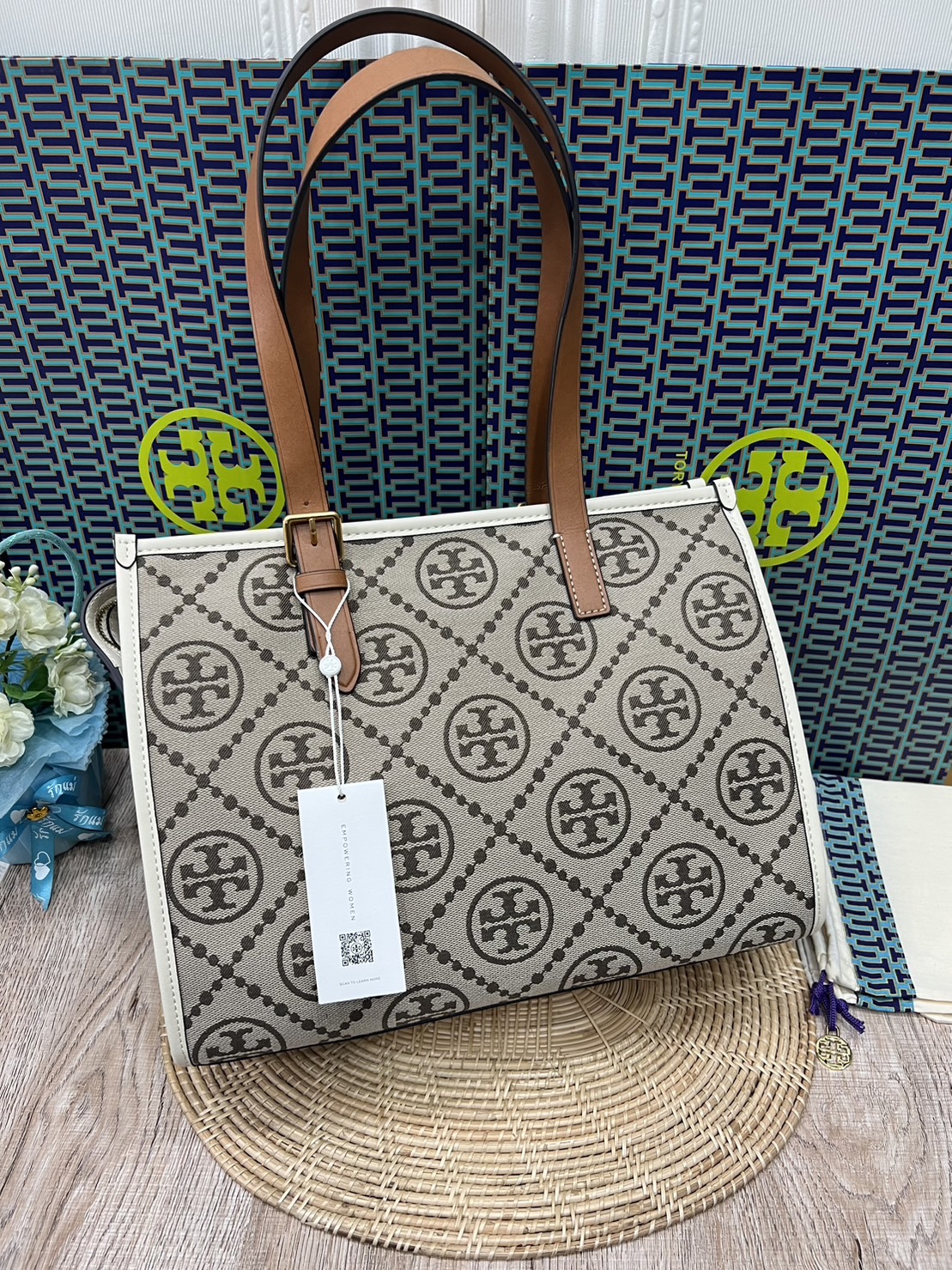 Tory Burch Small T Monogram Tote / TORY BURCH Shopper Tote Bag 32cm ใบใหญ่ กระเป๋าทรงโท้ท รุ่นใหม่ Square Tote ตกแต่งขอบด้วยหนังหรู มาพร้อมช่องเก็บของที่จุของได้มากมาย และสายจับกระเป๋าที่สามารถสะพายขึ้นไหล่ เหมาะสำหรับการใช้งานหลากหลายรูปแบบ รังสรรค์ลงบนก