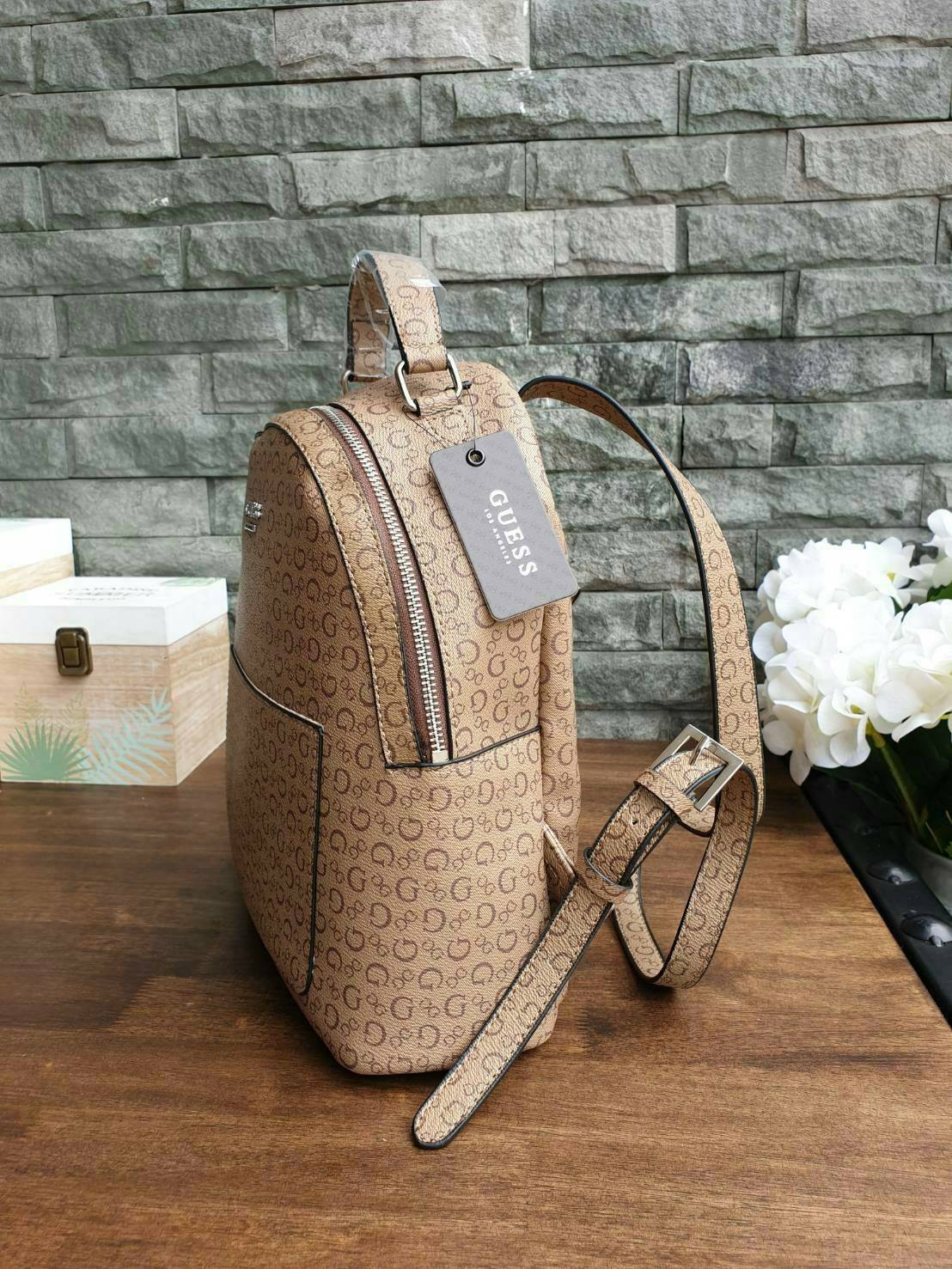 GUESS WOMAN'S BACKPACK กระเป๋าสะพายเป้ขนาดกำลังดี วัสดุหนังแกะสังเคราะห์ โลโก้รอบใบ หนังสวย น้ำหนักเบามากกกๆ!! กันน้ำ ทำความสะอาดง่าย มีหูหิ้วเเละสายสะพายหลังเลื่อนปรับได้ 5 ระดับ ด้านหน้าประดับโลโก้แบรนด์ อะไหล่เงิน และ มีช่องใส่ของ 1 ช่อง เปิดปิดด้